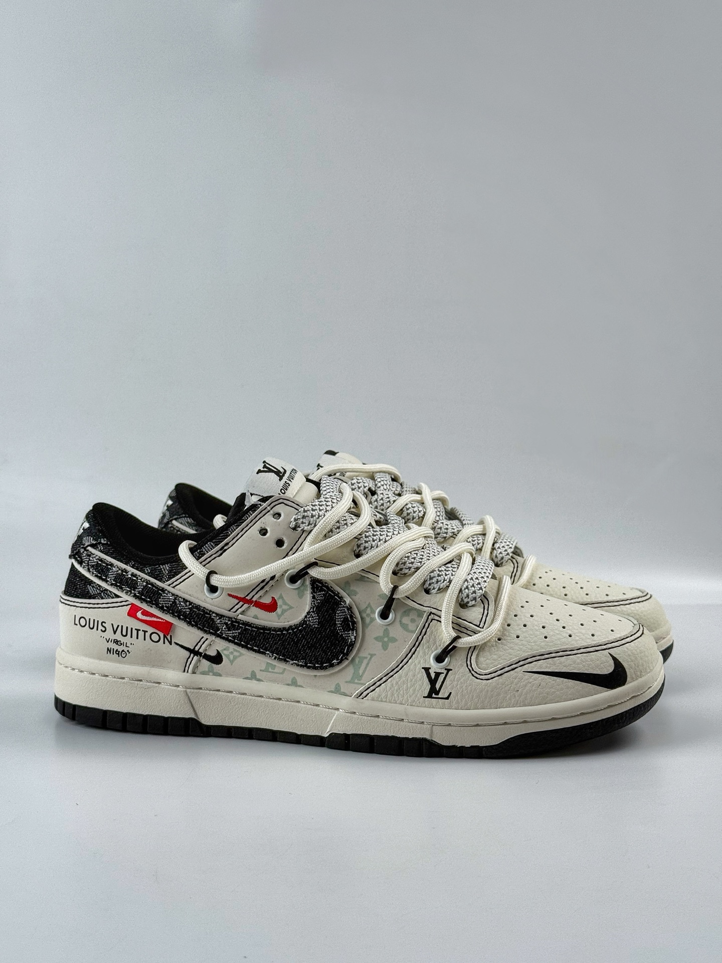 300 Nike SB Dunk Low x Louis Vuitton 白黑牛仔三小勾满天星  YX5066-380