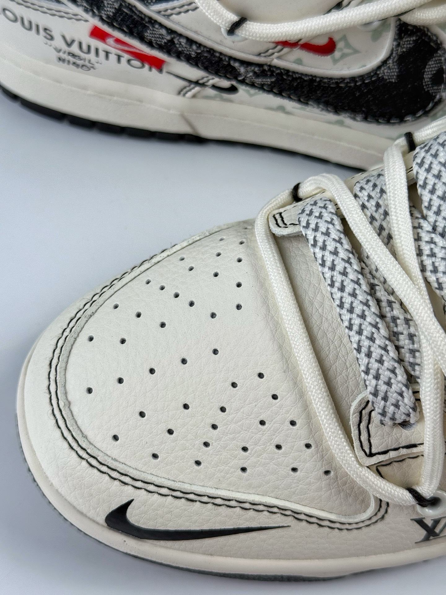 300 Nike SB Dunk Low x Louis Vuitton 白黑牛仔三小勾满天星  YX5066-380