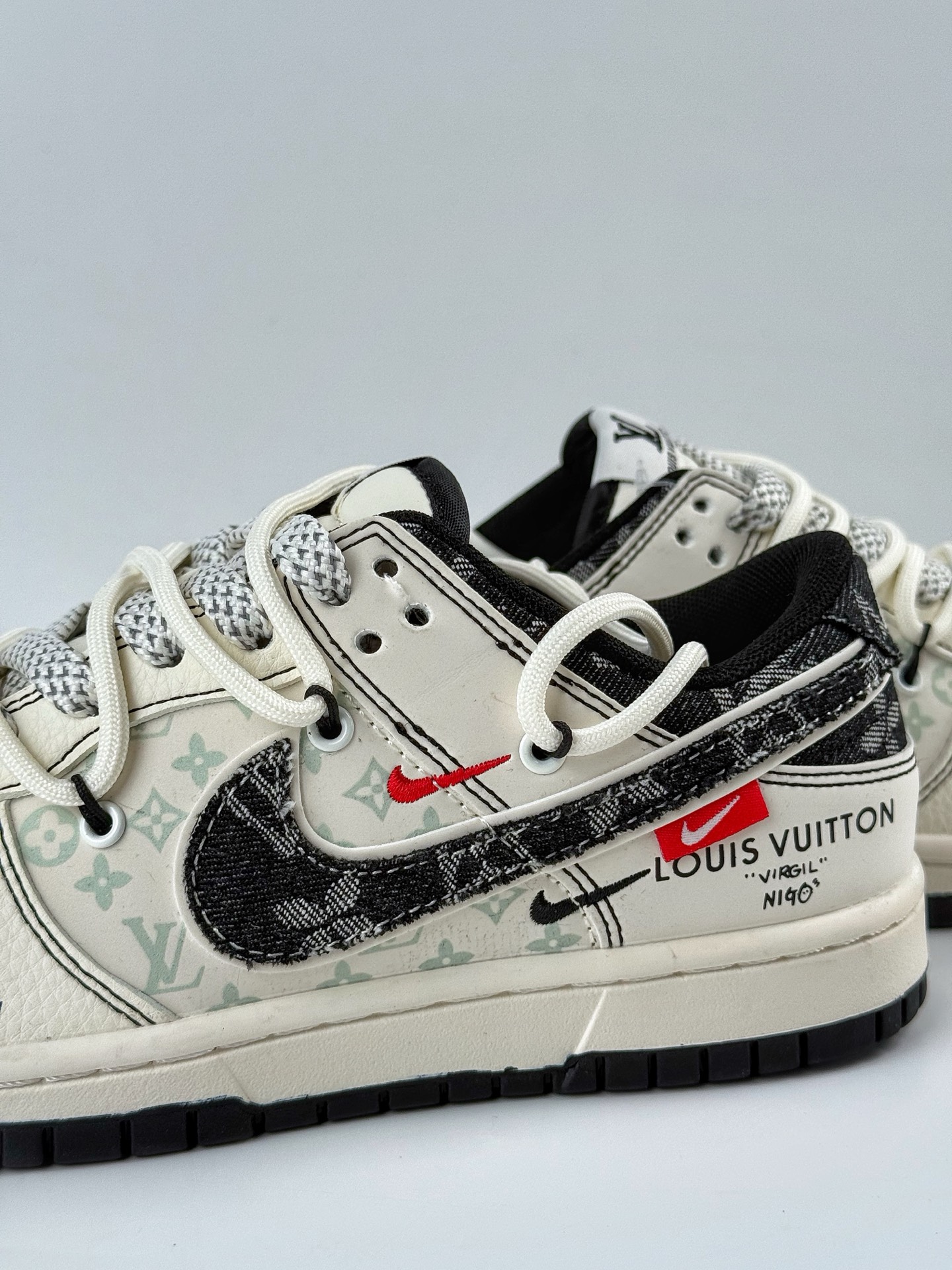 300 Nike SB Dunk Low x Louis Vuitton 白黑牛仔三小勾满天星  YX5066-380