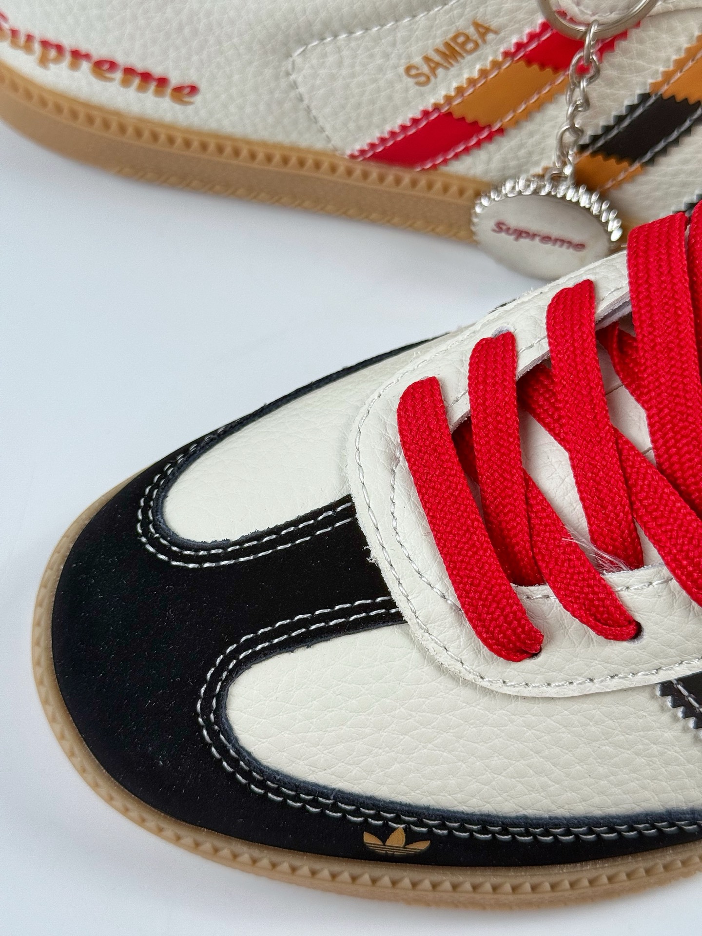 200 adidoriginals Samba OG x Superme 黑白红 桑巴舞系列复古经典轻便板鞋  DX0004