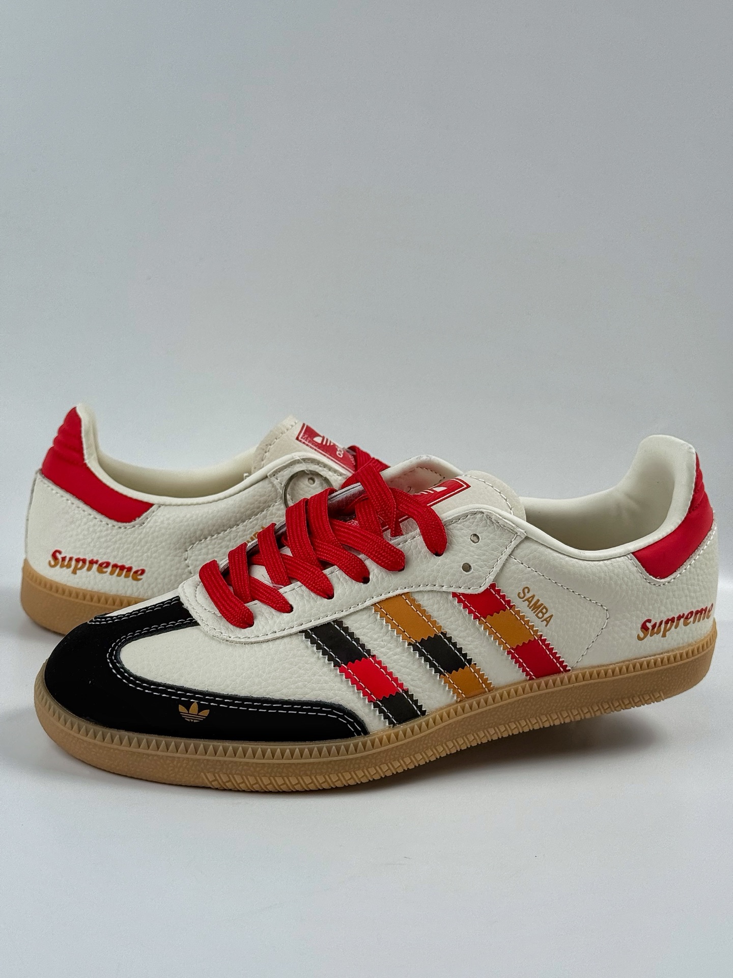 200 adidoriginals Samba OG x Superme 黑白红 桑巴舞系列复古经典轻便板鞋  DX0004