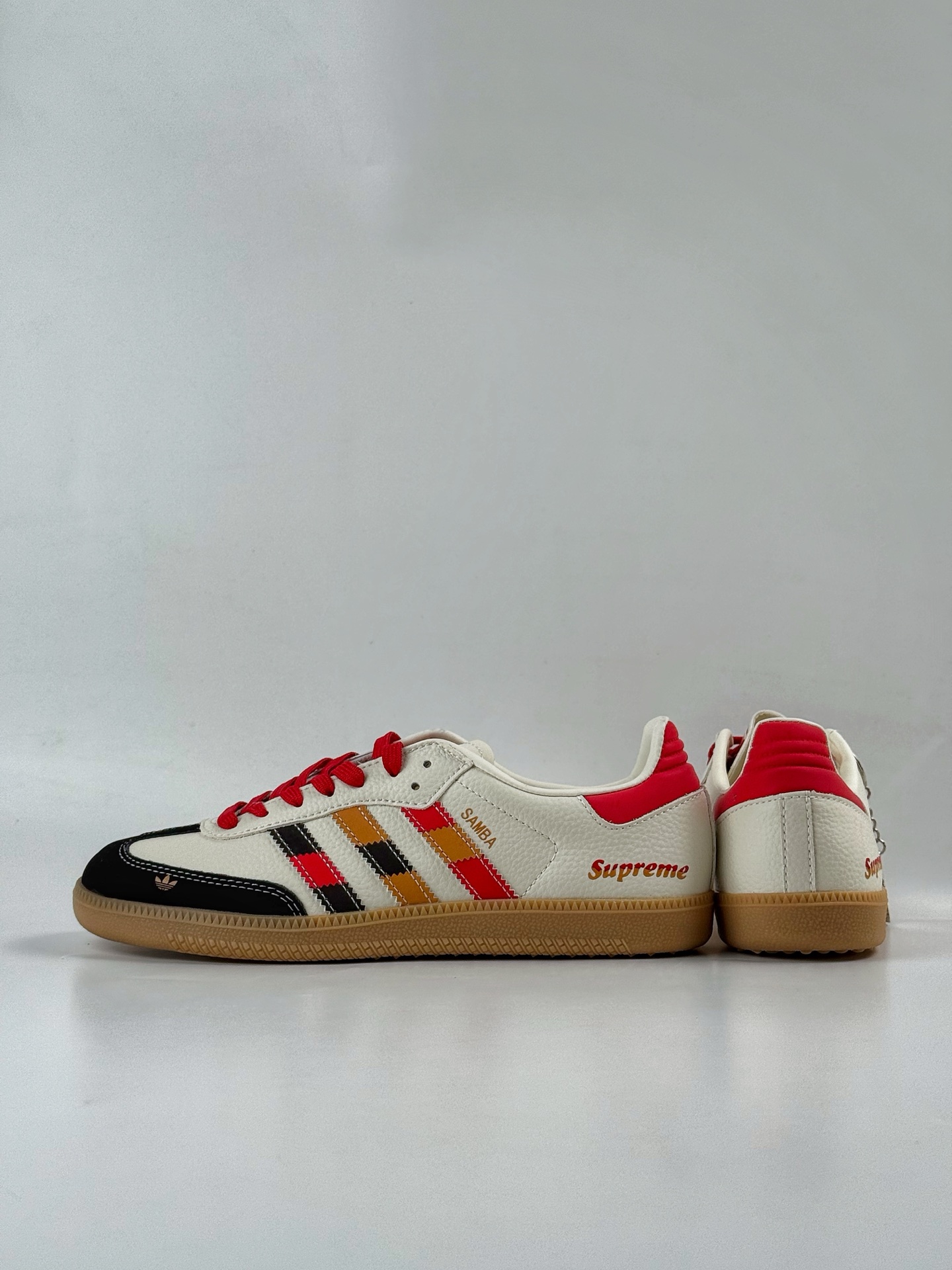 200 adidoriginals Samba OG x Superme 黑白红 桑巴舞系列复古经典轻便板鞋  DX0004