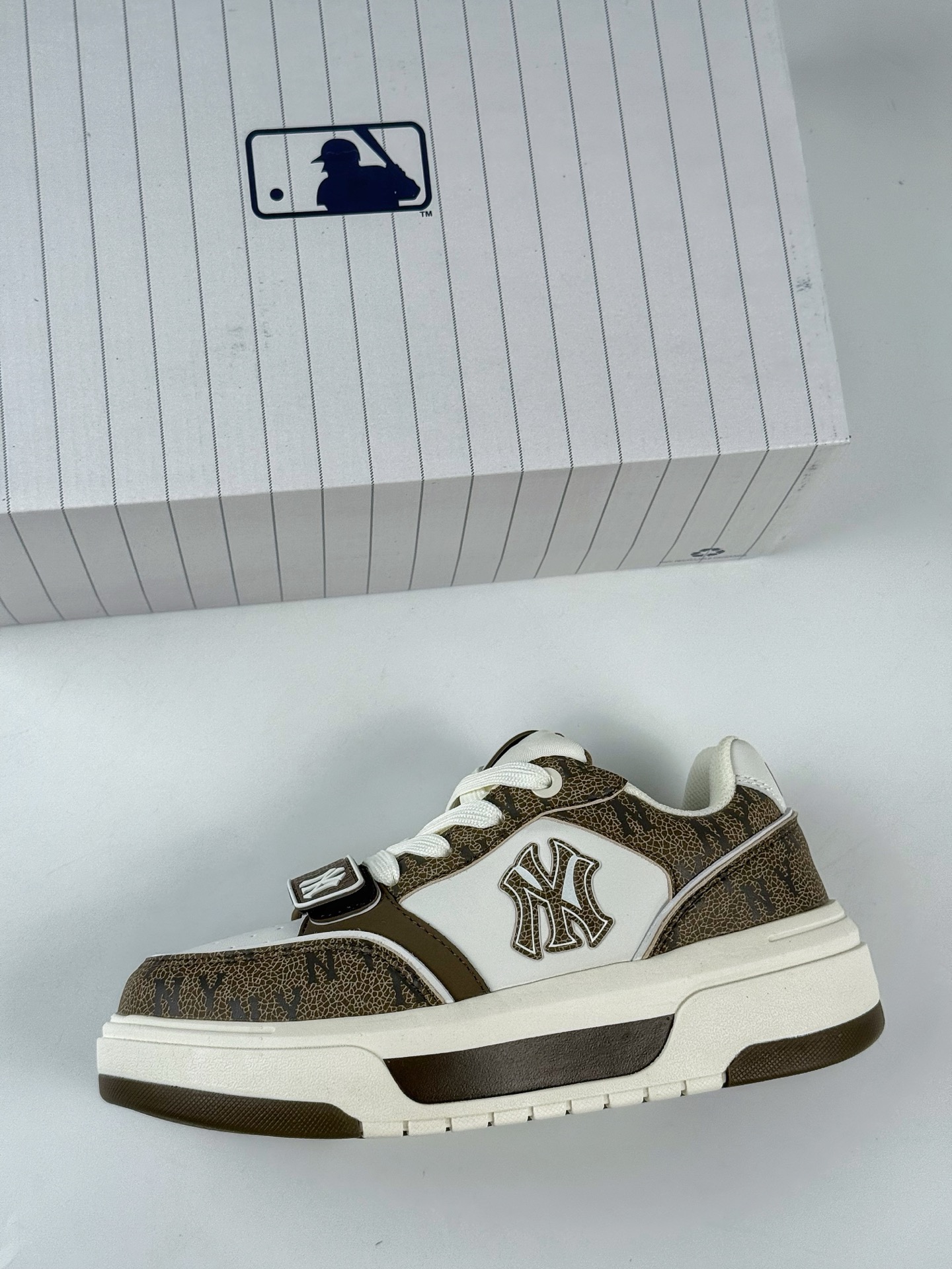 180 NY美国榄球洋基队 x MLB Chunky Runner Basic 厚底老爹厚底休闲运动慢跑鞋  3ASXP025N
