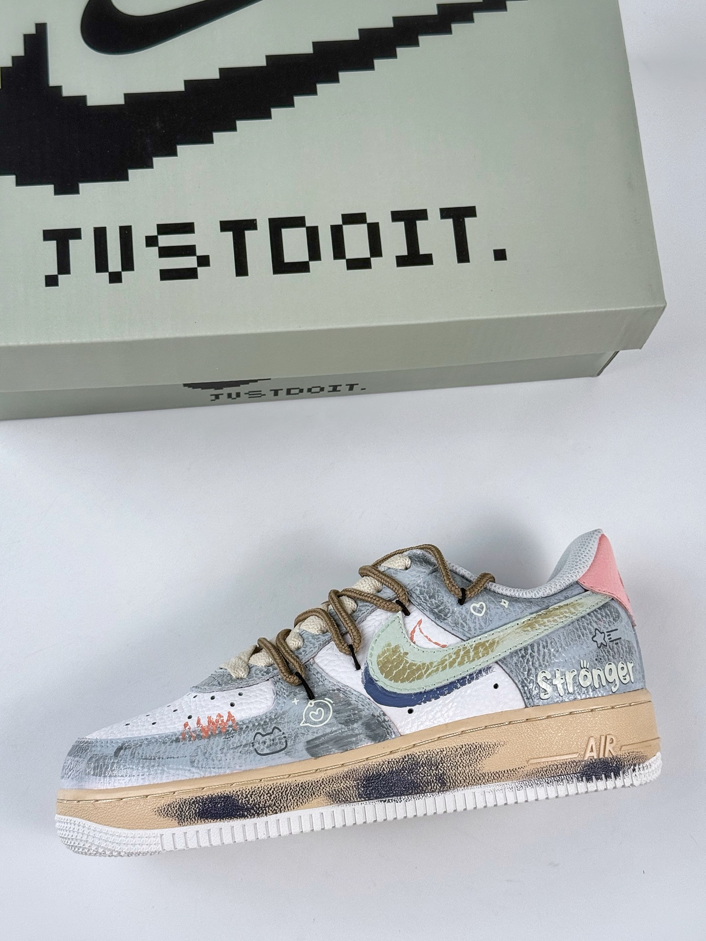 260 Nike Air Force 1 Low 07 x stronger 灰白涂鸦  YT0303-222