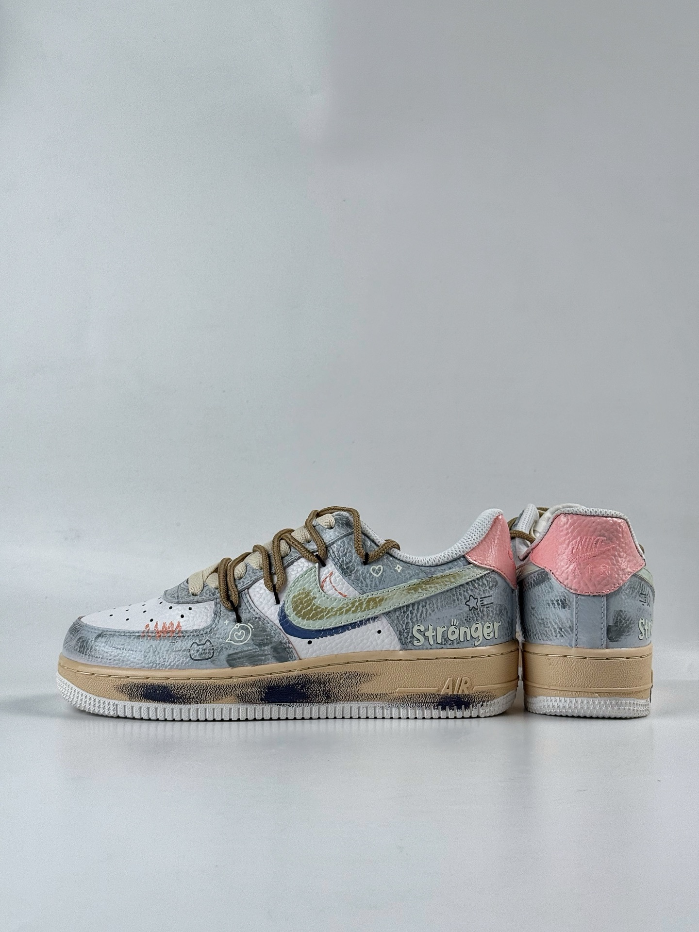 260 Nike Air Force 1 Low 07 x stronger 灰白涂鸦  YT0303-222
