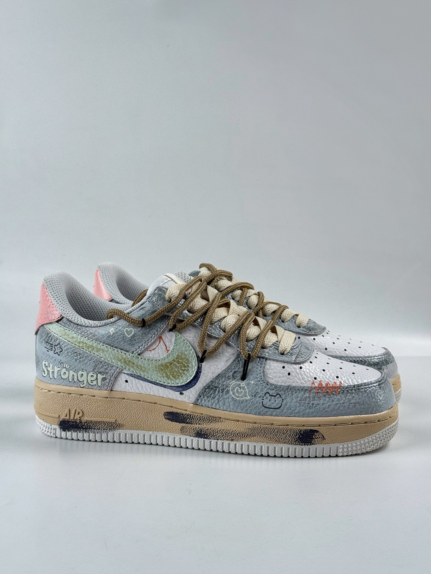 260 Nike Air Force 1 Low 07 x stronger 灰白涂鸦  YT0303-222