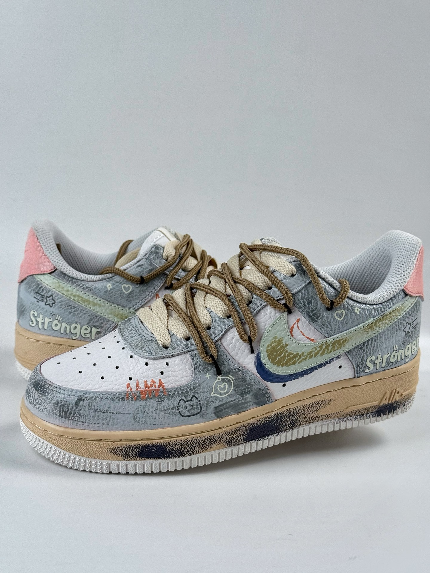 260 Nike Air Force 1 Low 07 x stronger 灰白涂鸦  YT0303-222