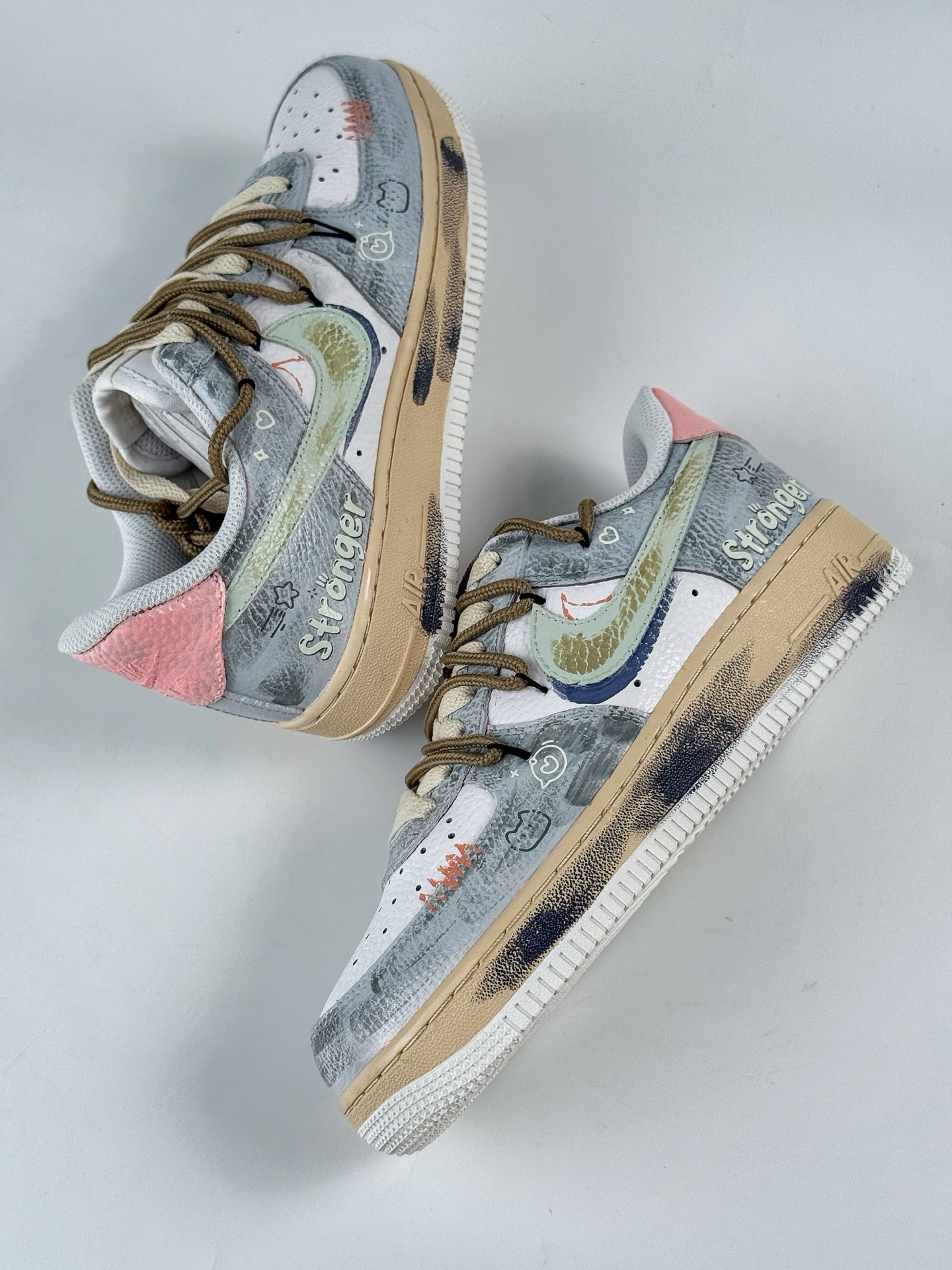 260 Nike Air Force 1 Low 07 x stronger 灰白涂鸦  YT0303-222