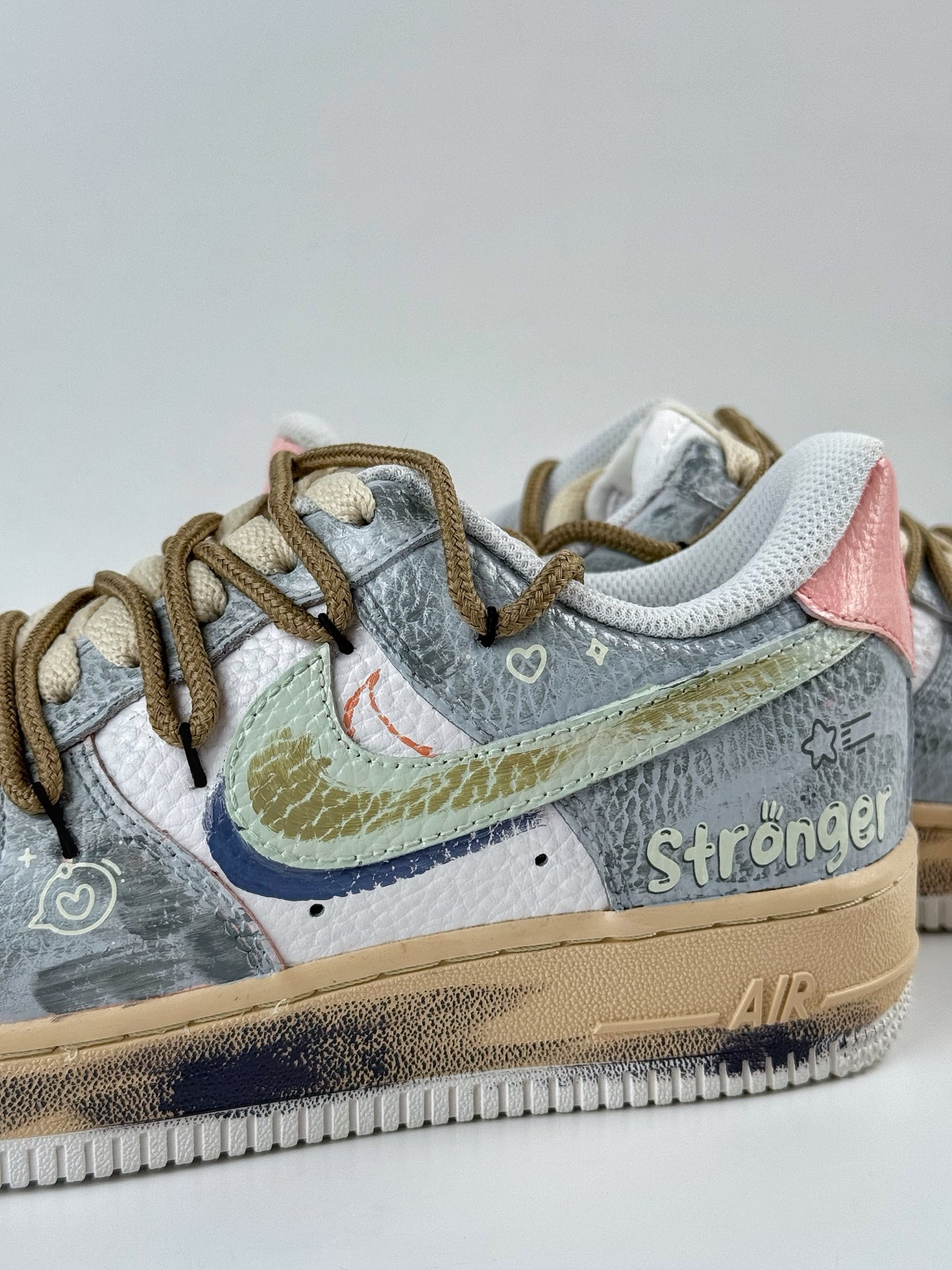 260 Nike Air Force 1 Low 07 x stronger 灰白涂鸦  YT0303-222