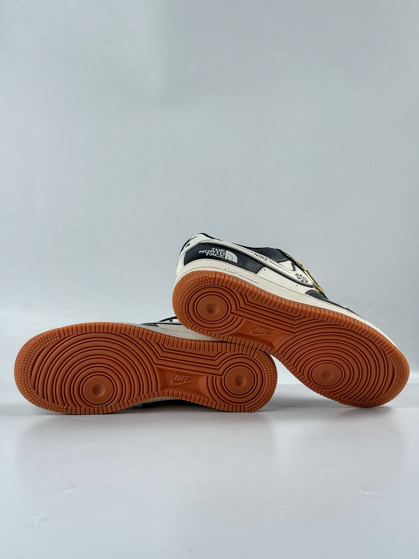 260 Nike Air Force 1 Low 07 x The North Face 黑白小勾满天星 SM6188-114-Chinese UA Cheap High Quatity Brand Clothes Bags handbags Sneakers wholesale wholesaler seller from China Factory suppliers Fashion Clothing Shoes best Quality Beautiful Price 260 Nike Air Force 1 Low 07 x The North Face 黑白小勾满天星 SM6188-114