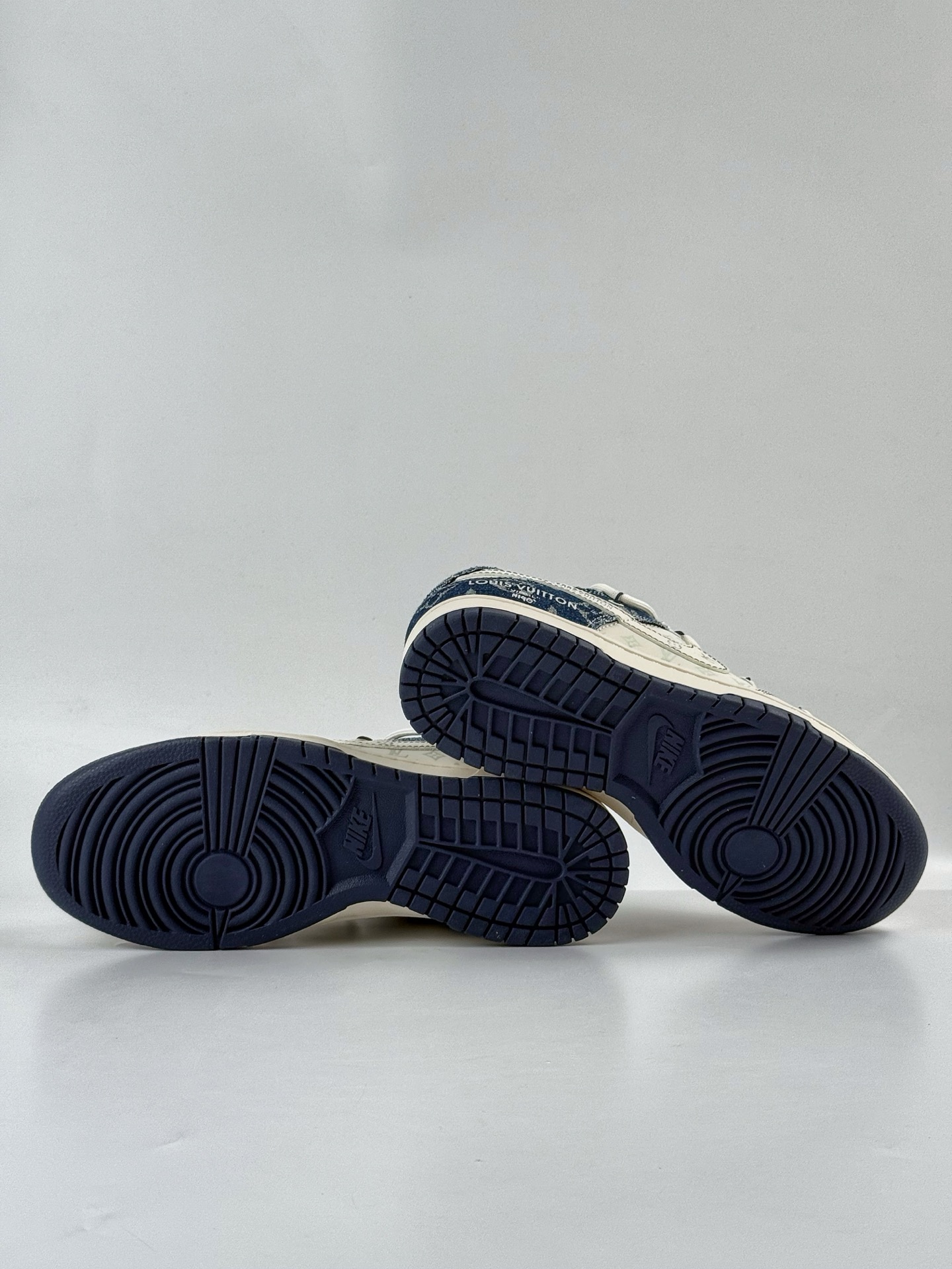 300 Nike SB Dunk Low x Louis Vuitton 白蓝牛仔小勾满天星 YX5066-376-Chinese UA Cheap High Quatity Brand Clothes Bags handbags Sneakers wholesale wholesaler seller from China Factory suppliers Fashion Clothing Shoes best Quality Beautiful Price 300 Nike SB Dunk Low x Louis Vuitton 白蓝牛仔小勾满天星 YX5066-376