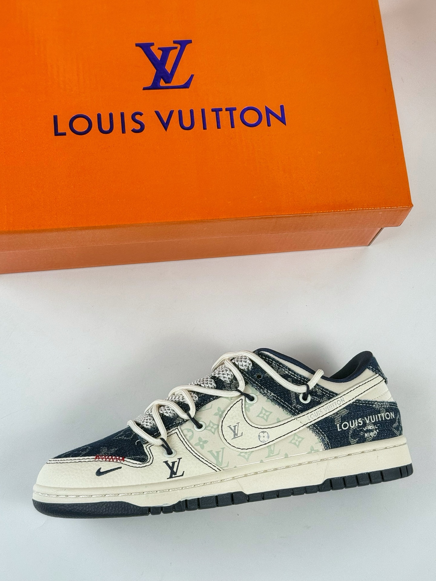 300 Nike SB Dunk Low x Louis Vuitton 白蓝牛仔小勾满天星 YX5066-376-Chinese UA Cheap High Quatity Brand Clothes Bags handbags Sneakers wholesale wholesaler seller from China Factory suppliers Fashion Clothing Shoes best Quality Beautiful Price 300 Nike SB Dunk Low x Louis Vuitton 白蓝牛仔小勾满天星 YX5066-376