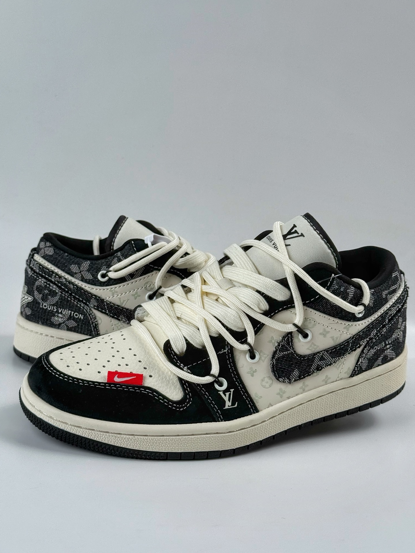 300 Air Jordan 1 Retro Low x Louis Vuitton 黑白牛仔绑带 YX5066-383