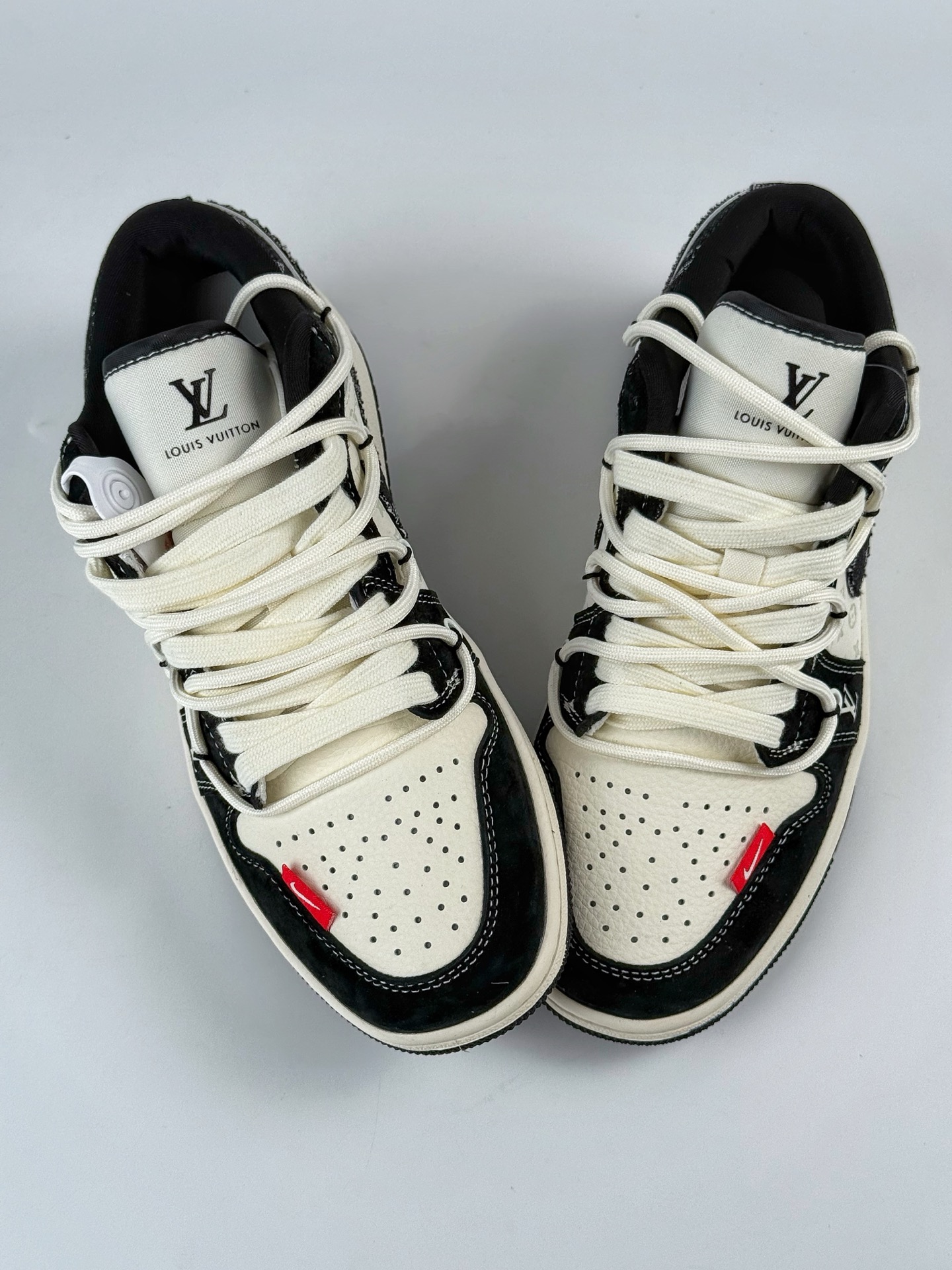 300 Air Jordan 1 Retro Low x Louis Vuitton 黑白牛仔绑带 YX5066-383