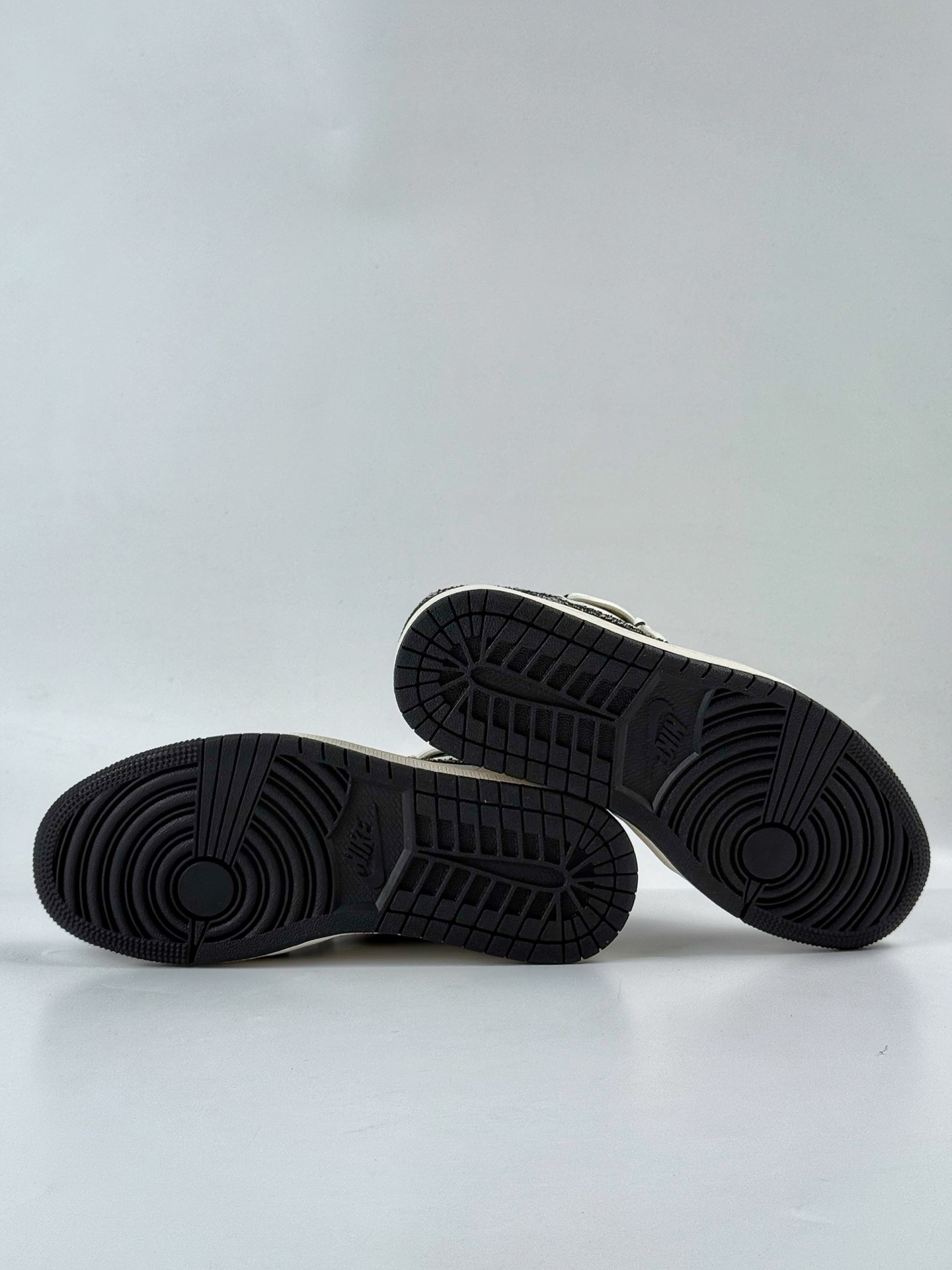 300 Air Jordan 1 Retro Low x Louis Vuitton 黑白牛仔绑带 YX5066-383