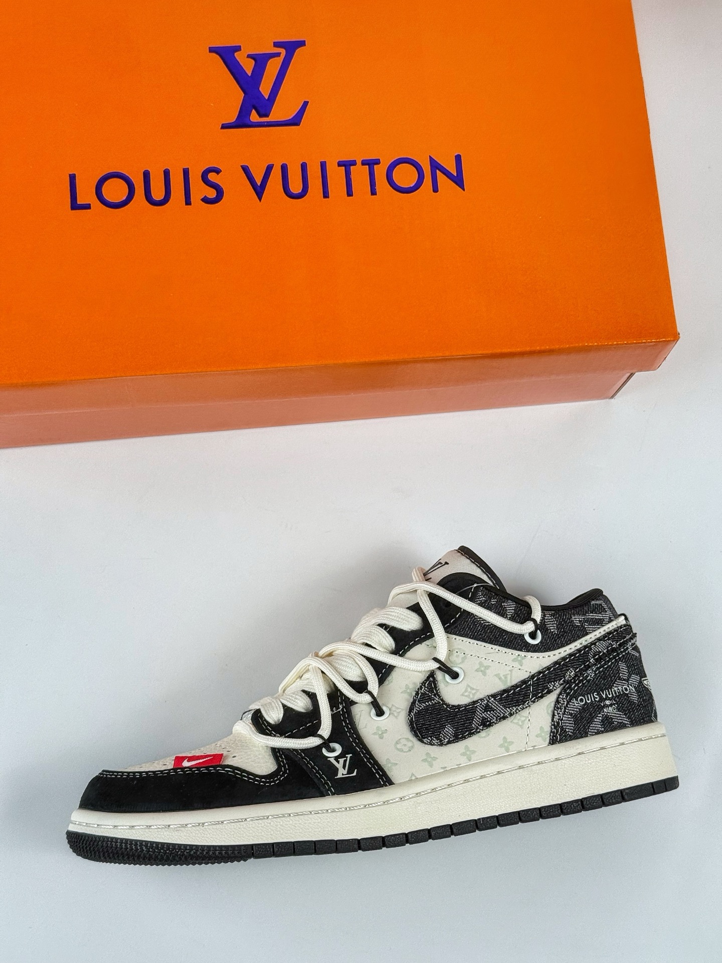 300 Air Jordan 1 Retro Low x Louis Vuitton 黑白牛仔绑带 YX5066-383