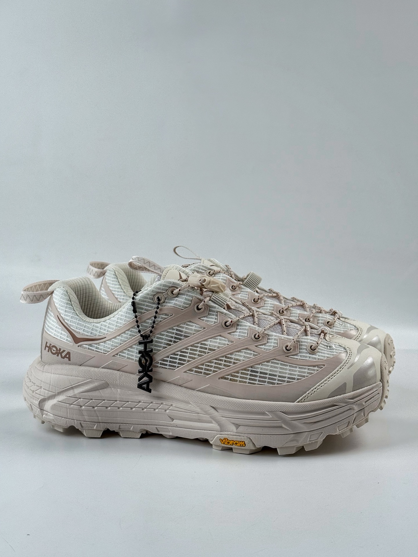 💰240 LY专供 独家纯原
【HOKA】Hoka One One Mafate Three 2  米色
玛法特低帮厚底轻量户外运动鞋 实拍上架
同源原厂eVent机能透气针织鞋面
原装轻量化材料Fresh Foam超轻量中底
全部用料过3C认证
滚动平衡科技减少33%能量消耗
货号：1173332/RCCSJ
Size：36 36.5 37.5 38 38.5 39 40 40.5 41 42 42.5 43 44 45