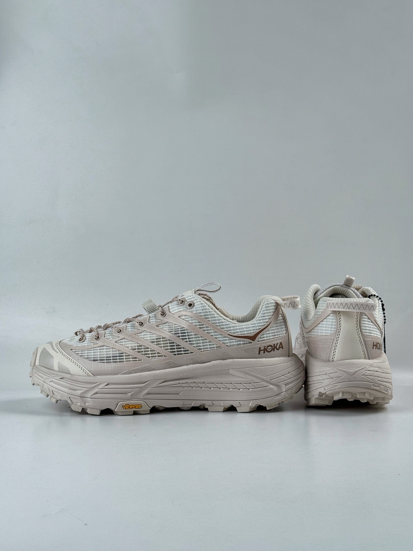 💰240 LY专供 独家纯原
【HOKA】Hoka One One Mafate Three 2  米色
玛法特低帮厚底轻量户外运动鞋 实拍上架
同源原厂eVent机能透气针织鞋面
原装轻量化材料Fresh Foam超轻量中底
全部用料过3C认证
滚动平衡科技减少33%能量消耗
货号：1173332/RCCSJ
Size：36 36.5 37.5 38 38.5 39 40 40.5 41 42 42.5 43 44 45