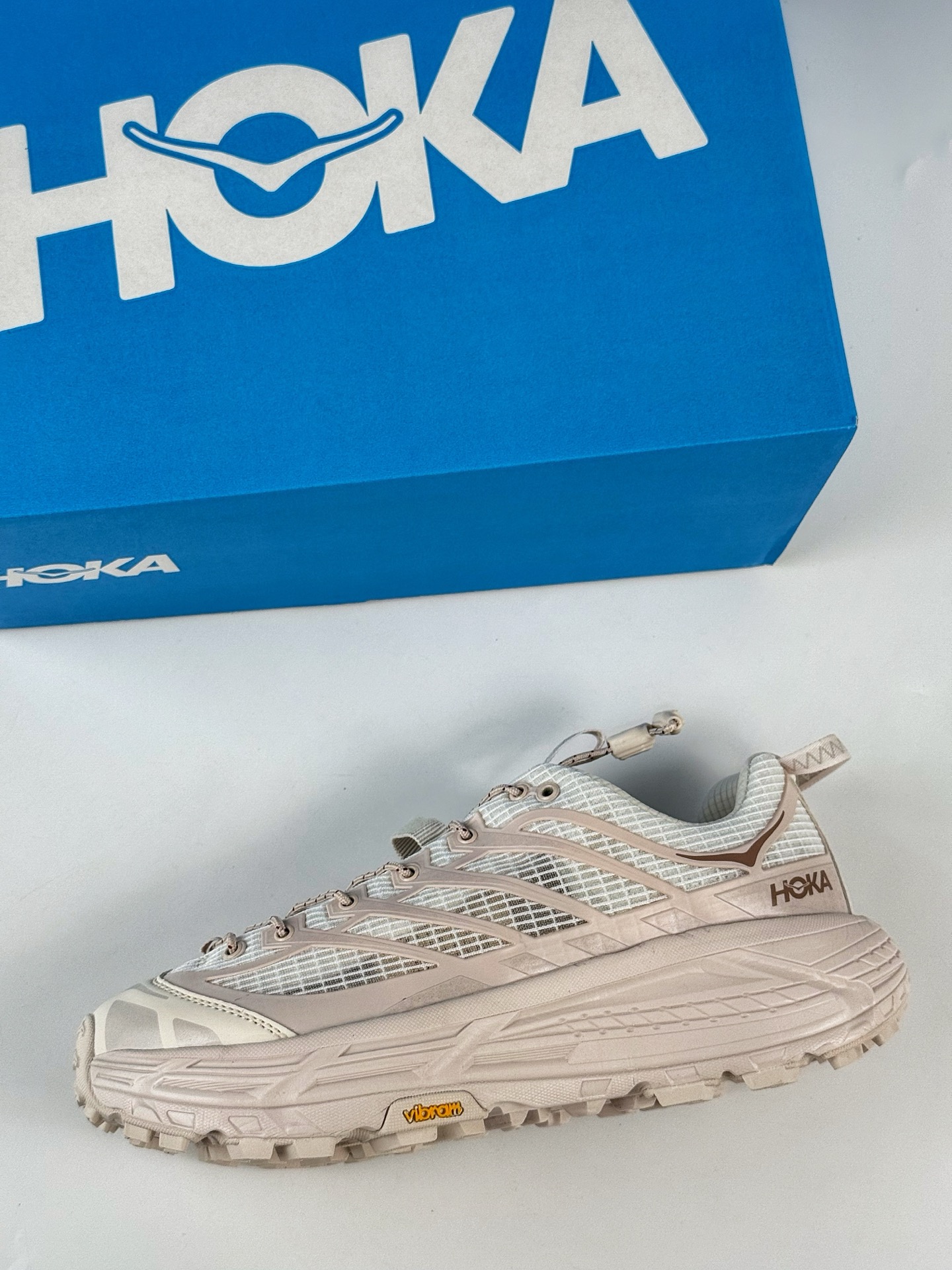 💰240 LY专供 独家纯原
【HOKA】Hoka One One Mafate Three 2  米色
玛法特低帮厚底轻量户外运动鞋 实拍上架
同源原厂eVent机能透气针织鞋面
原装轻量化材料Fresh Foam超轻量中底
全部用料过3C认证
滚动平衡科技减少33%能量消耗
货号：1173332/RCCSJ
Size：36 36.5 37.5 38 38.5 39 40 40.5 41 42 42.5 43 44 45