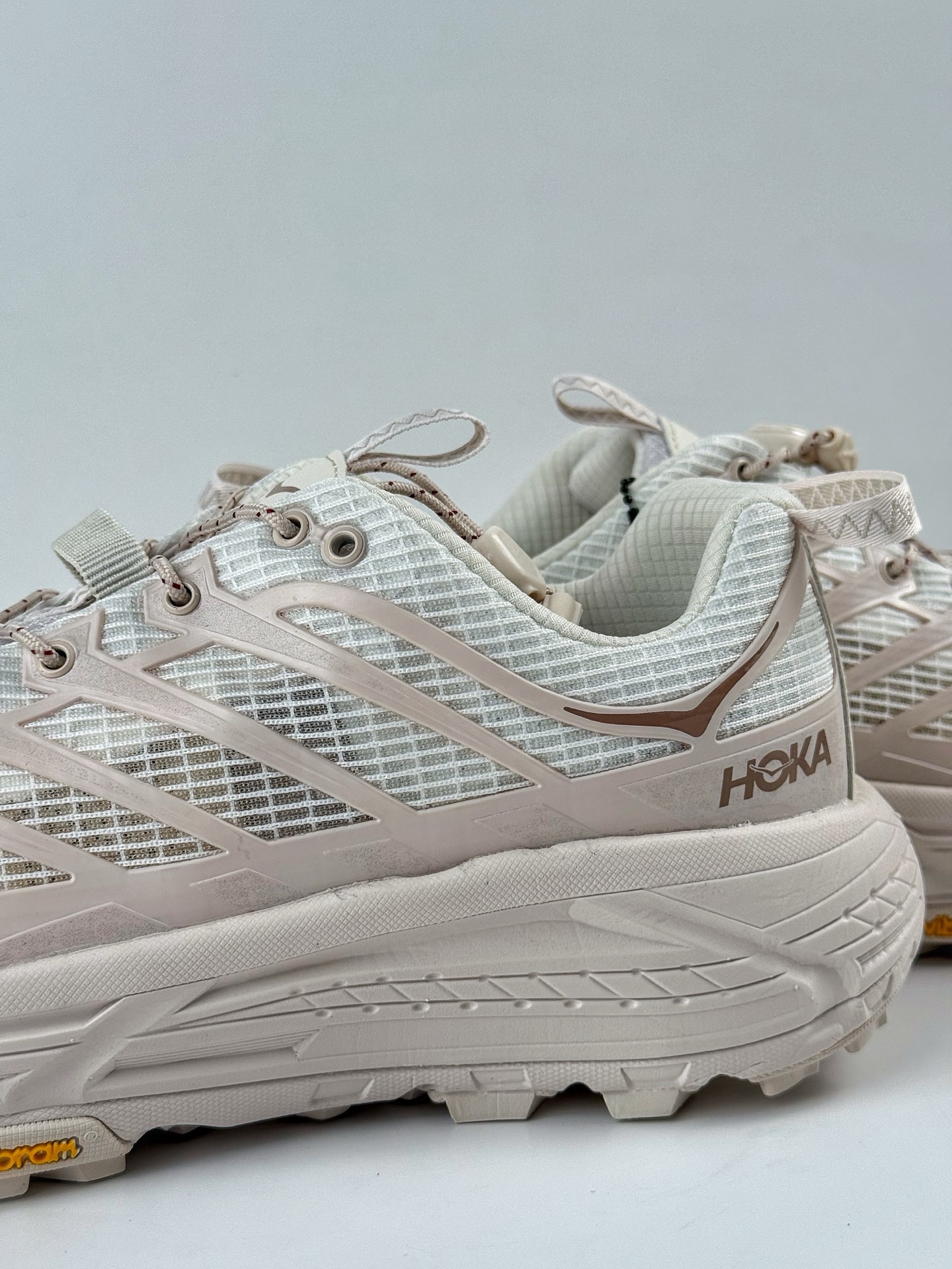 💰240 LY专供 独家纯原
【HOKA】Hoka One One Mafate Three 2  米色
玛法特低帮厚底轻量户外运动鞋 实拍上架
同源原厂eVent机能透气针织鞋面
原装轻量化材料Fresh Foam超轻量中底
全部用料过3C认证
滚动平衡科技减少33%能量消耗
货号：1173332/RCCSJ
Size：36 36.5 37.5 38 38.5 39 40 40.5 41 42 42.5 43 44 45