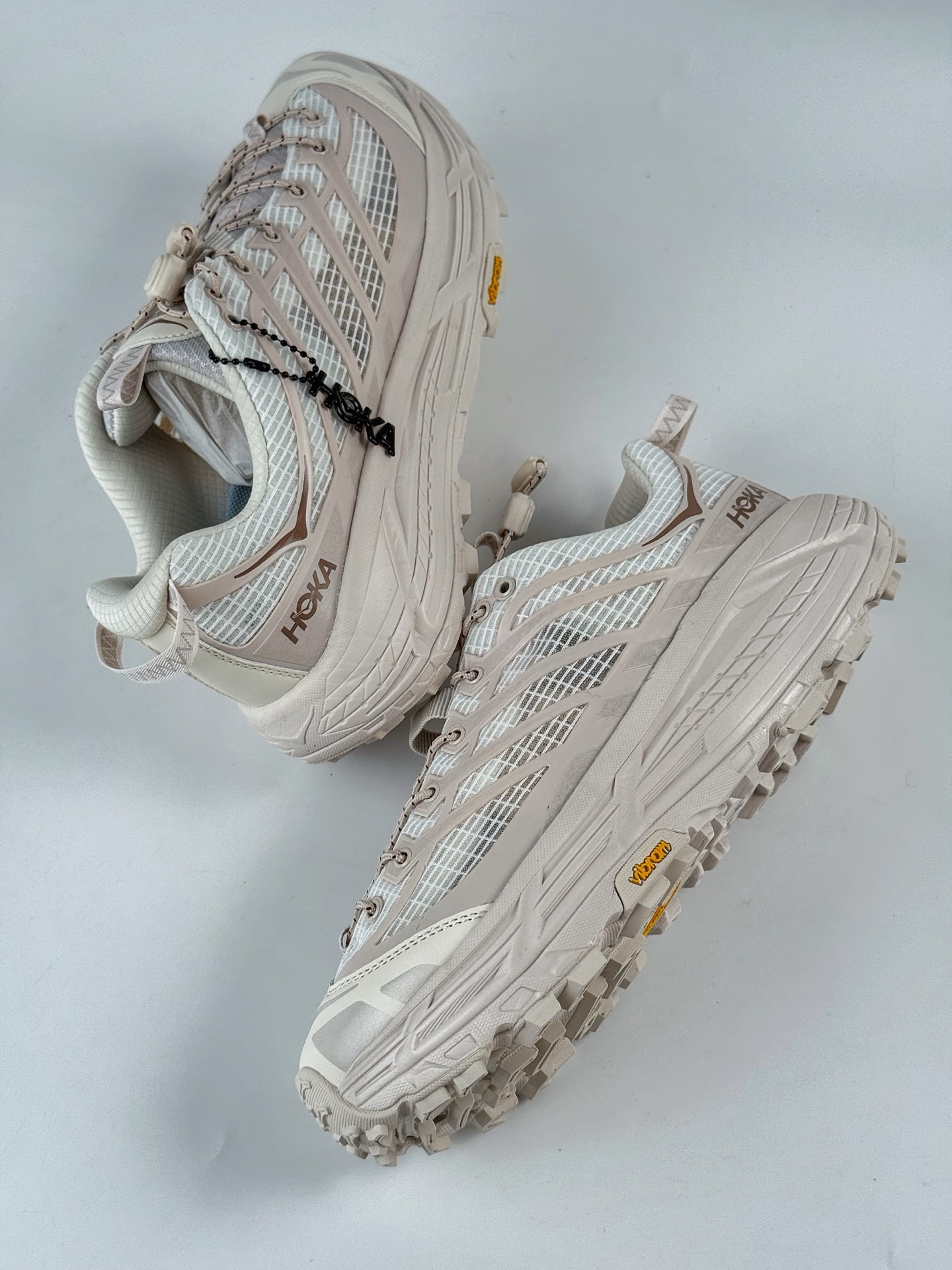 💰240 LY专供 独家纯原
【HOKA】Hoka One One Mafate Three 2  米色
玛法特低帮厚底轻量户外运动鞋 实拍上架
同源原厂eVent机能透气针织鞋面
原装轻量化材料Fresh Foam超轻量中底
全部用料过3C认证
滚动平衡科技减少33%能量消耗
货号：1173332/RCCSJ
Size：36 36.5 37.5 38 38.5 39 40 40.5 41 42 42.5 43 44 45