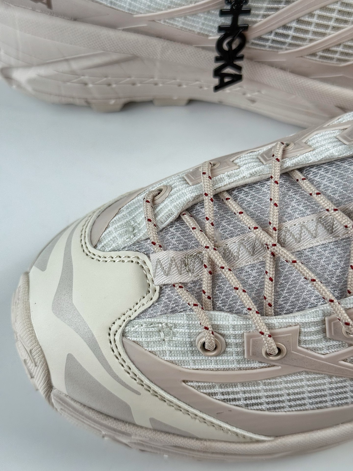 💰240 LY专供 独家纯原
【HOKA】Hoka One One Mafate Three 2  米色
玛法特低帮厚底轻量户外运动鞋 实拍上架
同源原厂eVent机能透气针织鞋面
原装轻量化材料Fresh Foam超轻量中底
全部用料过3C认证
滚动平衡科技减少33%能量消耗
货号：1173332/RCCSJ
Size：36 36.5 37.5 38 38.5 39 40 40.5 41 42 42.5 43 44 45