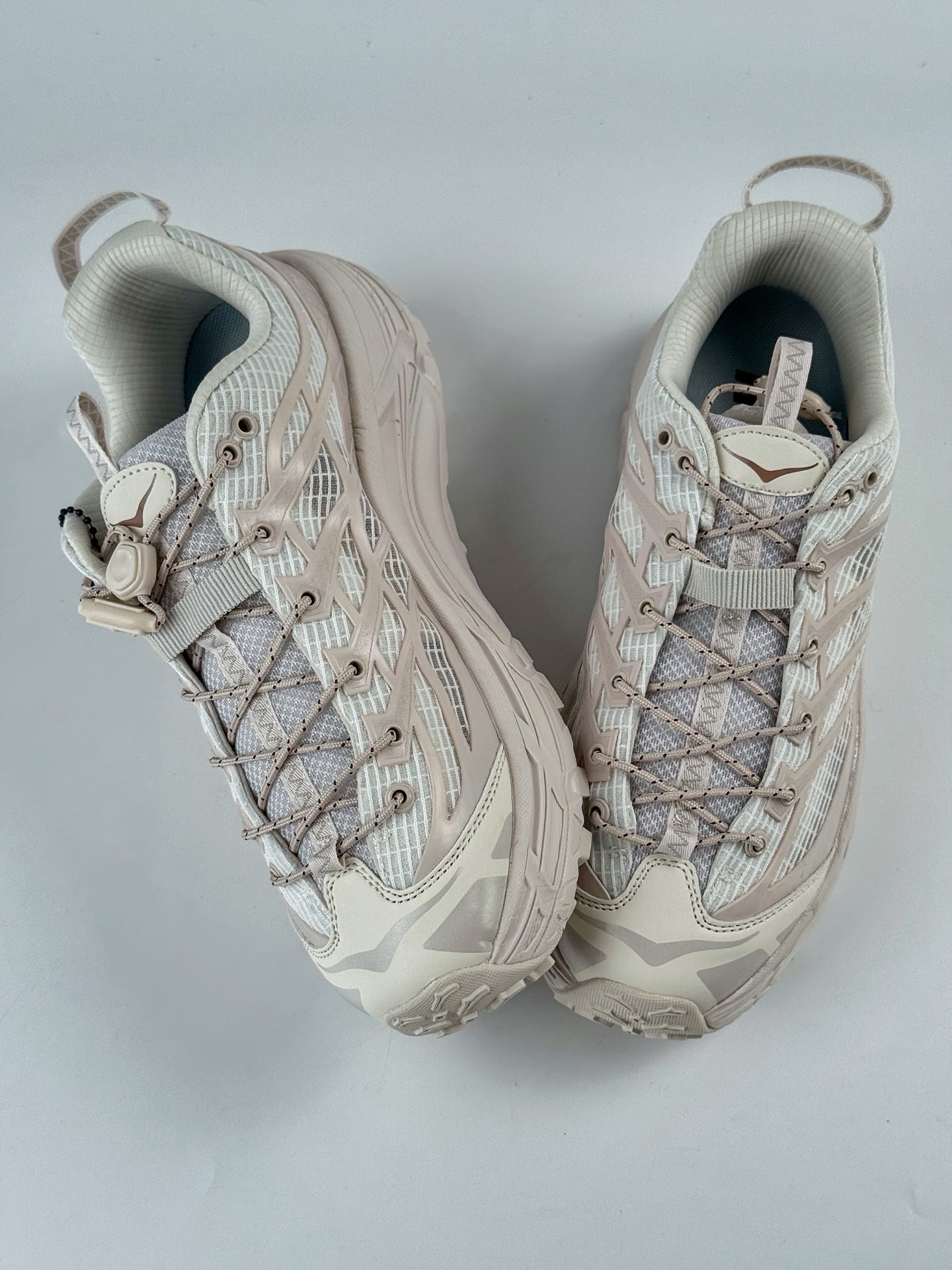 💰240 LY专供 独家纯原
【HOKA】Hoka One One Mafate Three 2  米色
玛法特低帮厚底轻量户外运动鞋 实拍上架
同源原厂eVent机能透气针织鞋面
原装轻量化材料Fresh Foam超轻量中底
全部用料过3C认证
滚动平衡科技减少33%能量消耗
货号：1173332/RCCSJ
Size：36 36.5 37.5 38 38.5 39 40 40.5 41 42 42.5 43 44 45