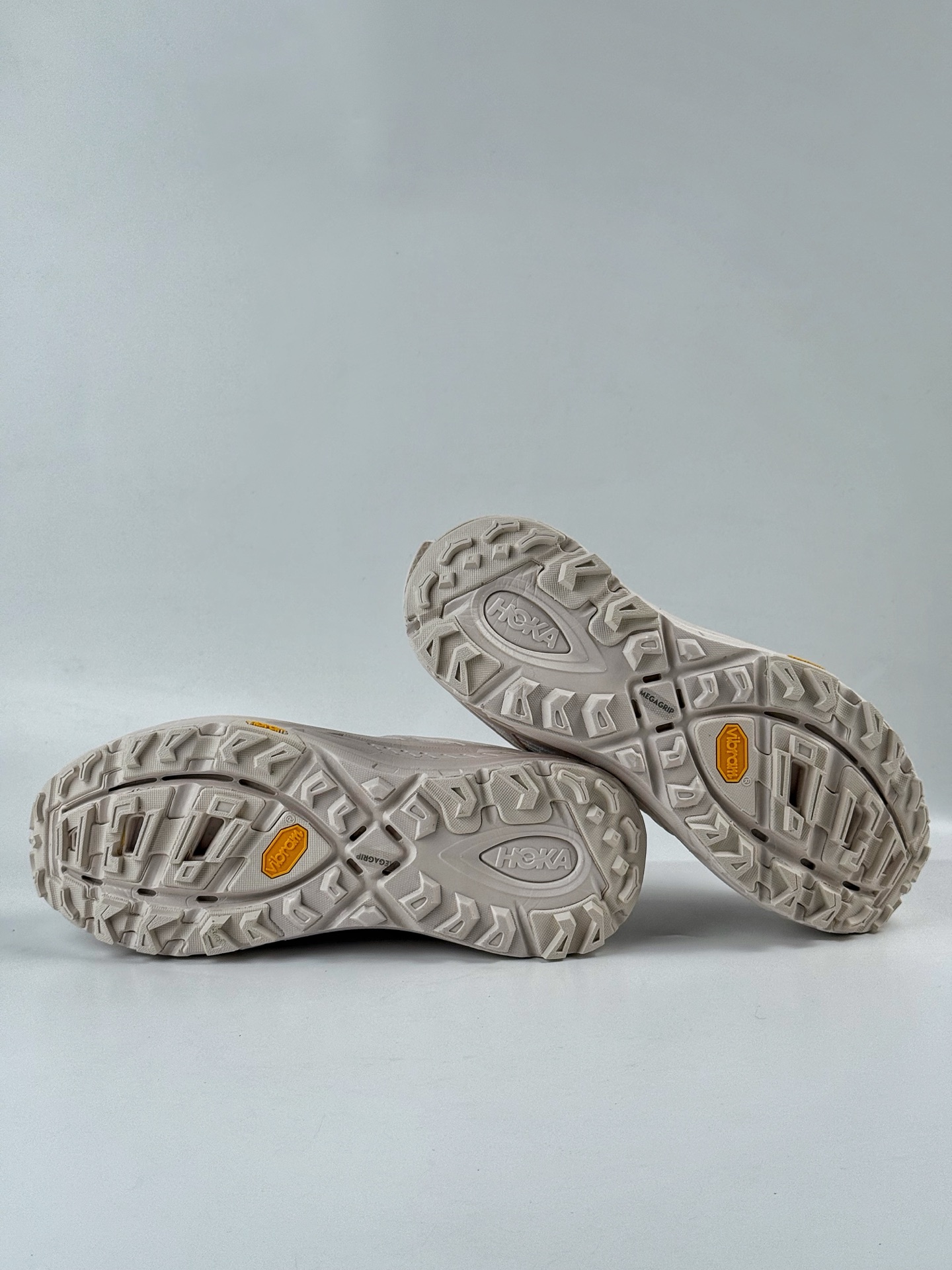 💰240 LY专供 独家纯原
【HOKA】Hoka One One Mafate Three 2  米色
玛法特低帮厚底轻量户外运动鞋 实拍上架
同源原厂eVent机能透气针织鞋面
原装轻量化材料Fresh Foam超轻量中底
全部用料过3C认证
滚动平衡科技减少33%能量消耗
货号：1173332/RCCSJ
Size：36 36.5 37.5 38 38.5 39 40 40.5 41 42 42.5 43 44 45