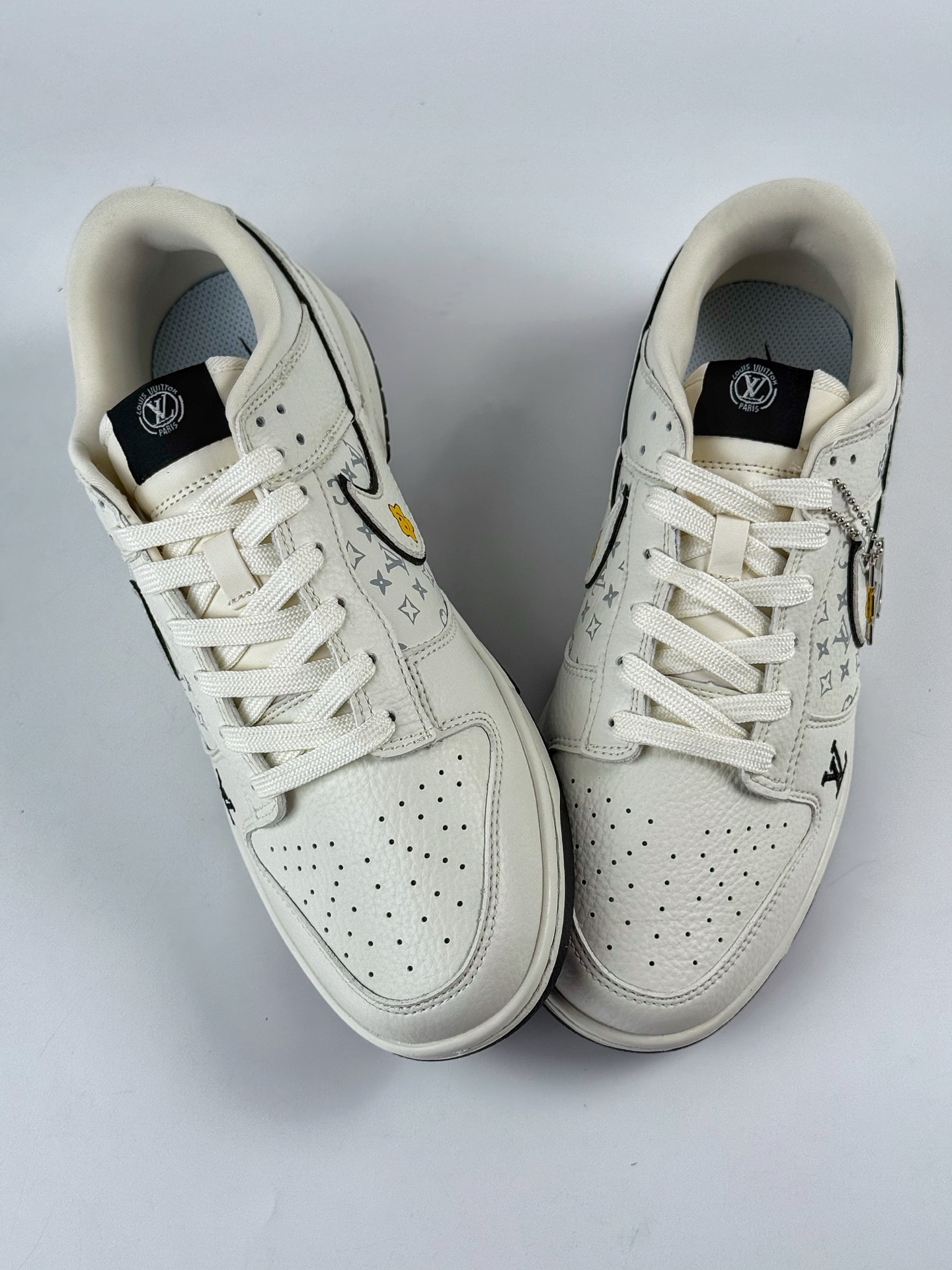 NIKE SB Dunk Low RETRO x Louis Vuitton x LABUBU 白黑 SC0601-455-莆田鞋,莆田鞋货源,高仿鞋,高仿鞋货源,安福档口,莆田高仿鞋,莆田鞋批发,高仿鞋批发,莆田高仿运动鞋,高仿运动鞋,莆田运动鞋 NIKE SB Dunk Low RETRO x Louis Vuitton x LABUBU 白黑 SC0601-455