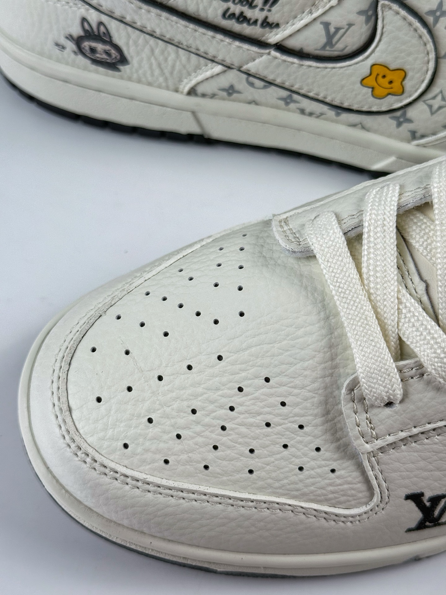 NIKE SB Dunk Low RETRO x Louis Vuitton x LABUBU 白黑 SC0601-455-莆田鞋,莆田鞋货源,高仿鞋,高仿鞋货源,安福档口,莆田高仿鞋,莆田鞋批发,高仿鞋批发,莆田高仿运动鞋,高仿运动鞋,莆田运动鞋 NIKE SB Dunk Low RETRO x Louis Vuitton x LABUBU 白黑 SC0601-455