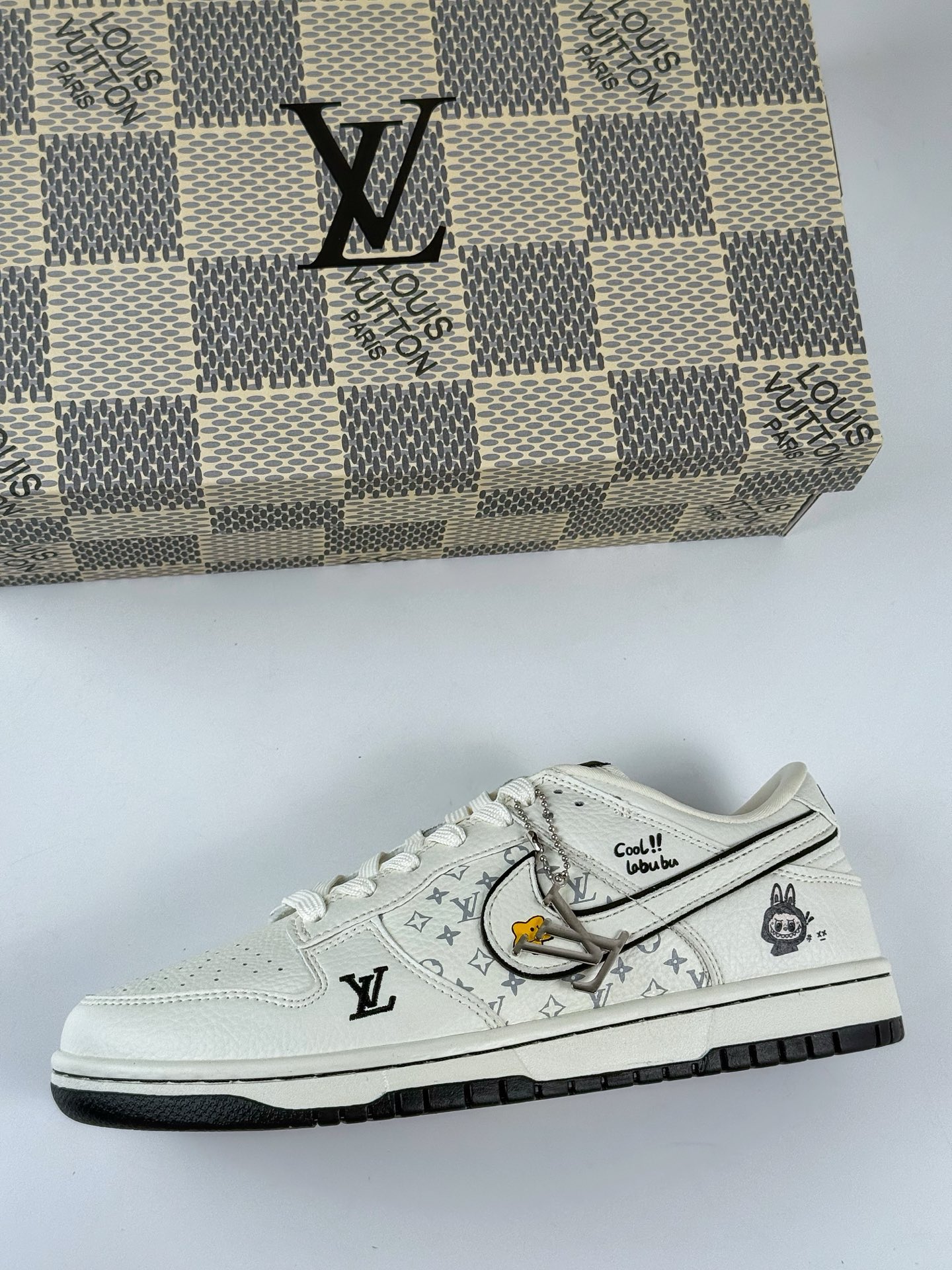 NIKE SB Dunk Low RETRO x Louis Vuitton x LABUBU 白黑 SC0601-455-莆田鞋,莆田鞋货源,高仿鞋,高仿鞋货源,安福档口,莆田高仿鞋,莆田鞋批发,高仿鞋批发,莆田高仿运动鞋,高仿运动鞋,莆田运动鞋 NIKE SB Dunk Low RETRO x Louis Vuitton x LABUBU 白黑 SC0601-455