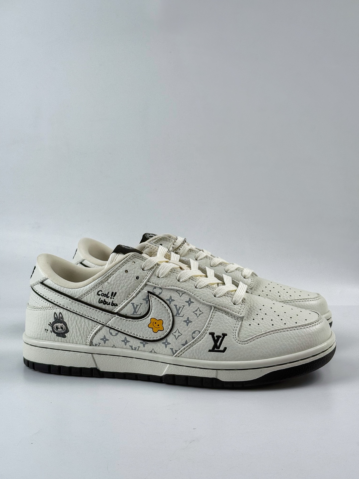 NIKE SB Dunk Low RETRO x Louis Vuitton x LABUBU 白黑 SC0601-455-莆田鞋,莆田鞋货源,高仿鞋,高仿鞋货源,安福档口,莆田高仿鞋,莆田鞋批发,高仿鞋批发,莆田高仿运动鞋,高仿运动鞋,莆田运动鞋 NIKE SB Dunk Low RETRO x Louis Vuitton x LABUBU 白黑 SC0601-455