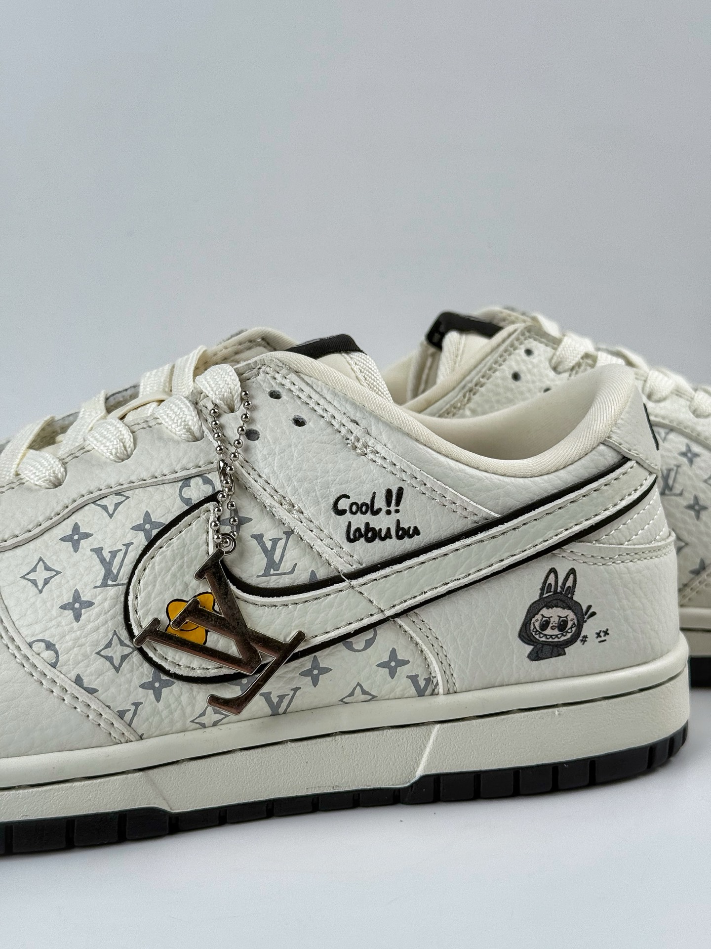 NIKE SB Dunk Low RETRO x Louis Vuitton x LABUBU 白黑 SC0601-455-莆田鞋,莆田鞋货源,高仿鞋,高仿鞋货源,安福档口,莆田高仿鞋,莆田鞋批发,高仿鞋批发,莆田高仿运动鞋,高仿运动鞋,莆田运动鞋 NIKE SB Dunk Low RETRO x Louis Vuitton x LABUBU 白黑 SC0601-455