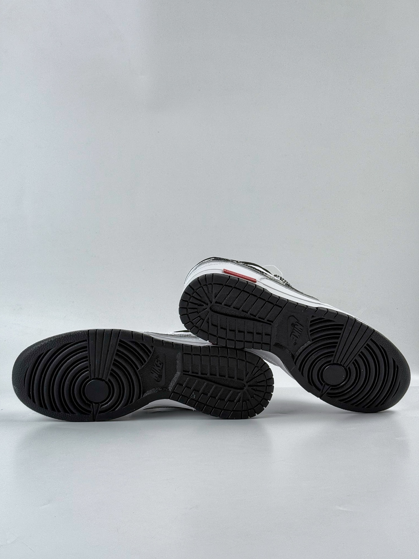 NIKE SB Dunk Low RETRO x Louis Vuitton 白黑牛仔满印满天星 DS6608-002-莆田鞋,莆田鞋货源,高仿鞋,高仿鞋货源,安福档口,莆田高仿鞋,莆田鞋批发,高仿鞋批发,莆田高仿运动鞋,高仿运动鞋,莆田运动鞋 NIKE SB Dunk Low RETRO x Louis Vuitton 白黑牛仔满印满天星 DS6608-002