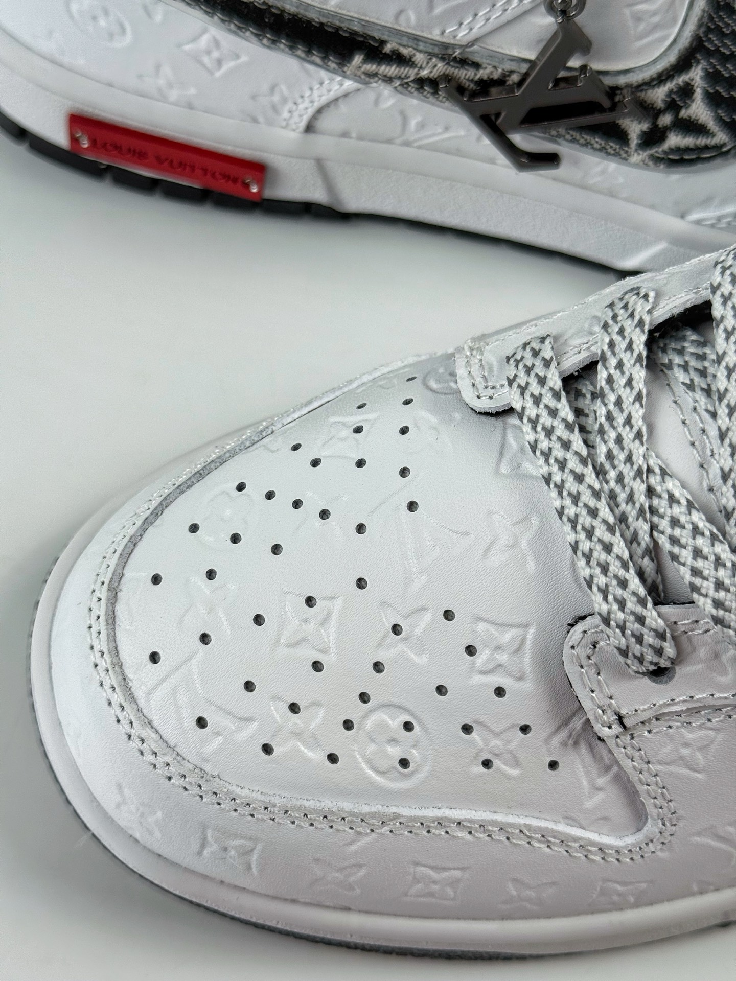 NIKE SB Dunk Low RETRO x Louis Vuitton 白黑牛仔满印满天星 DS6608-002-莆田鞋,莆田鞋货源,高仿鞋,高仿鞋货源,安福档口,莆田高仿鞋,莆田鞋批发,高仿鞋批发,莆田高仿运动鞋,高仿运动鞋,莆田运动鞋 NIKE SB Dunk Low RETRO x Louis Vuitton 白黑牛仔满印满天星 DS6608-002