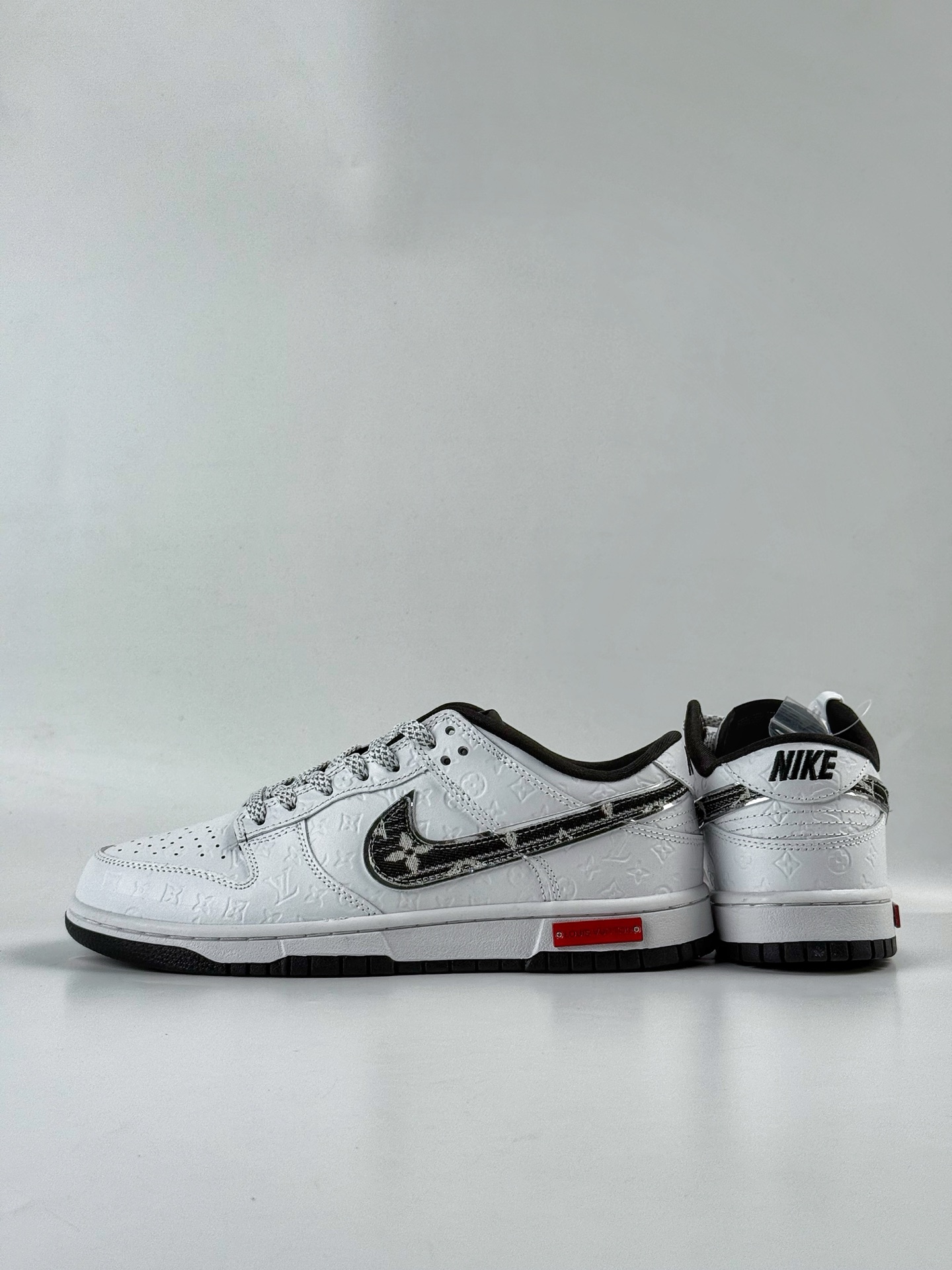 NIKE SB Dunk Low RETRO x Louis Vuitton 白黑牛仔满印满天星 DS6608-002-莆田鞋,莆田鞋货源,高仿鞋,高仿鞋货源,安福档口,莆田高仿鞋,莆田鞋批发,高仿鞋批发,莆田高仿运动鞋,高仿运动鞋,莆田运动鞋 NIKE SB Dunk Low RETRO x Louis Vuitton 白黑牛仔满印满天星 DS6608-002