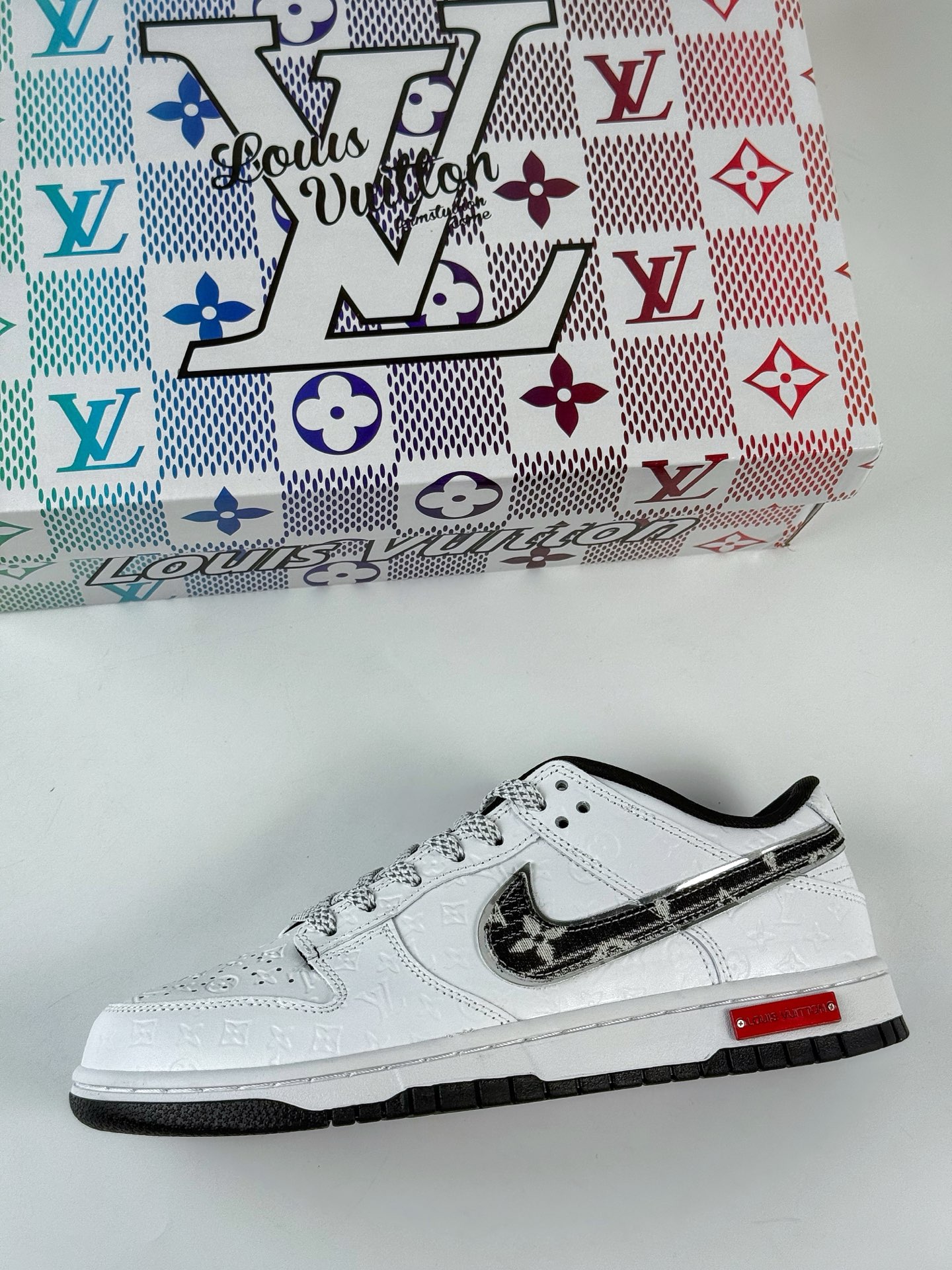 NIKE SB Dunk Low RETRO x Louis Vuitton 白黑牛仔满印满天星 DS6608-002-莆田鞋,莆田鞋货源,高仿鞋,高仿鞋货源,安福档口,莆田高仿鞋,莆田鞋批发,高仿鞋批发,莆田高仿运动鞋,高仿运动鞋,莆田运动鞋 NIKE SB Dunk Low RETRO x Louis Vuitton 白黑牛仔满印满天星 DS6608-002