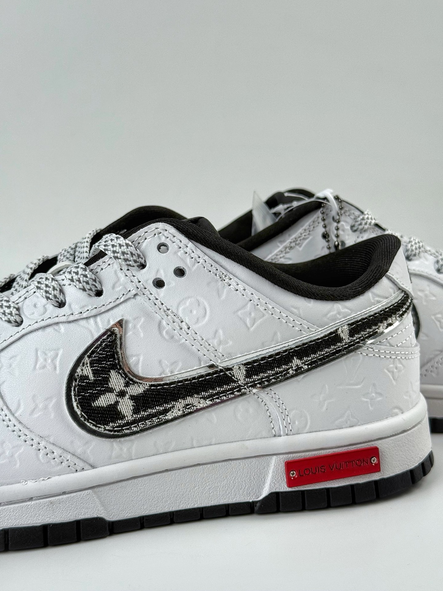 NIKE SB Dunk Low RETRO x Louis Vuitton 白黑牛仔满印满天星 DS6608-002-莆田鞋,莆田鞋货源,高仿鞋,高仿鞋货源,安福档口,莆田高仿鞋,莆田鞋批发,高仿鞋批发,莆田高仿运动鞋,高仿运动鞋,莆田运动鞋 NIKE SB Dunk Low RETRO x Louis Vuitton 白黑牛仔满印满天星 DS6608-002