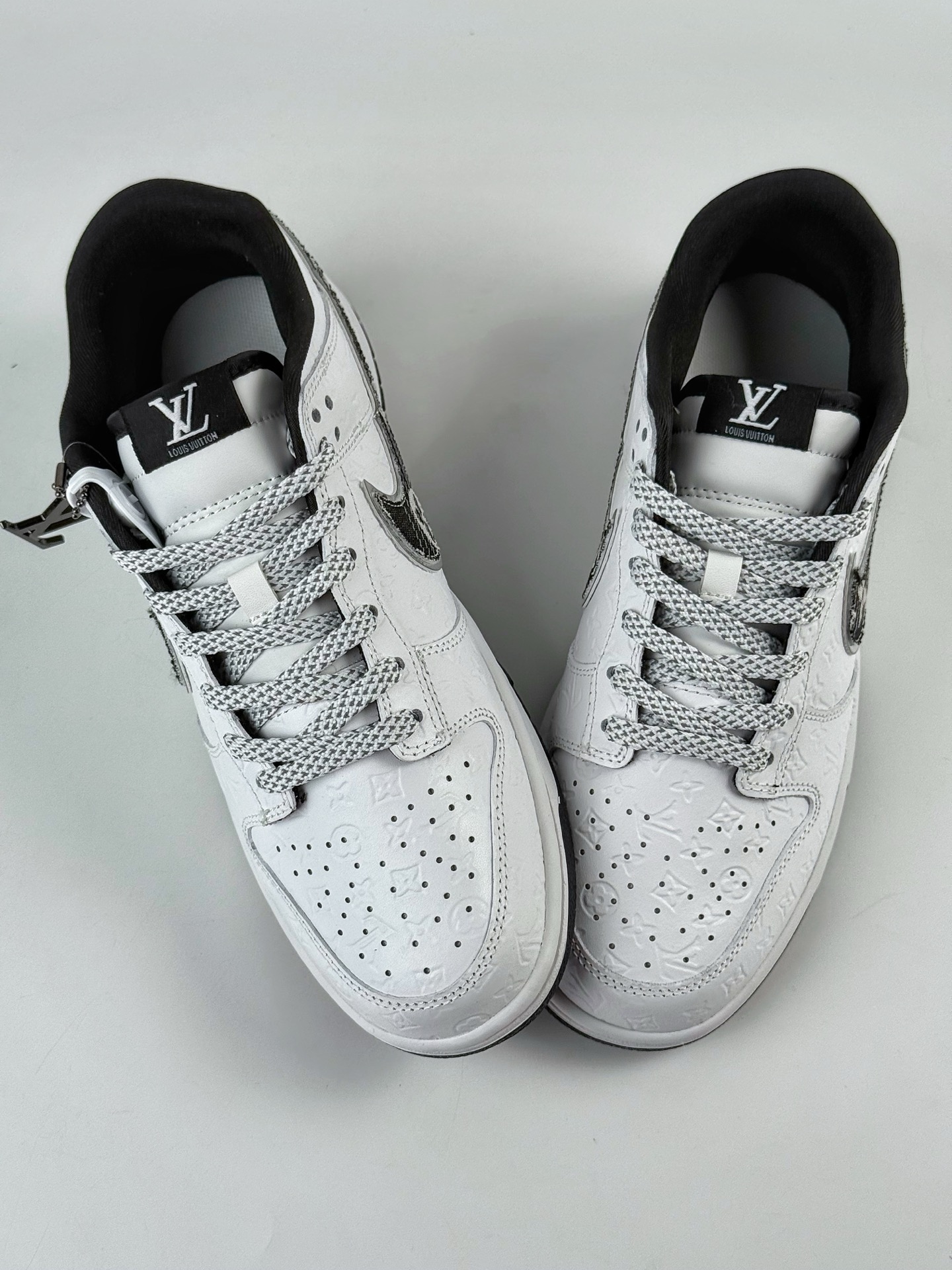 NIKE SB Dunk Low RETRO x Louis Vuitton 白黑牛仔满印满天星 DS6608-002-莆田鞋,莆田鞋货源,高仿鞋,高仿鞋货源,安福档口,莆田高仿鞋,莆田鞋批发,高仿鞋批发,莆田高仿运动鞋,高仿运动鞋,莆田运动鞋 NIKE SB Dunk Low RETRO x Louis Vuitton 白黑牛仔满印满天星 DS6608-002