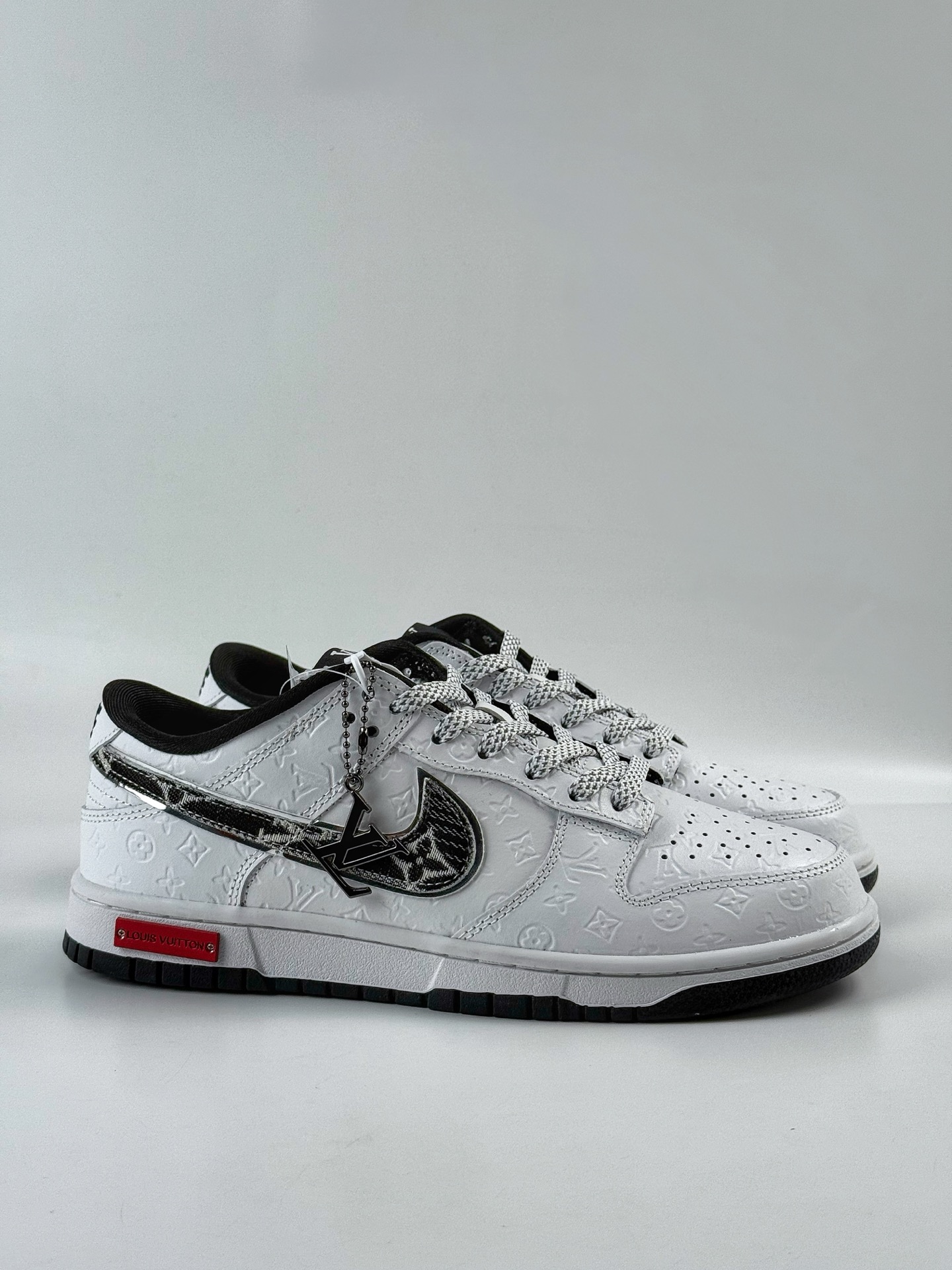 NIKE SB Dunk Low RETRO x Louis Vuitton 白黑牛仔满印满天星 DS6608-002-莆田鞋,莆田鞋货源,高仿鞋,高仿鞋货源,安福档口,莆田高仿鞋,莆田鞋批发,高仿鞋批发,莆田高仿运动鞋,高仿运动鞋,莆田运动鞋 NIKE SB Dunk Low RETRO x Louis Vuitton 白黑牛仔满印满天星 DS6608-002