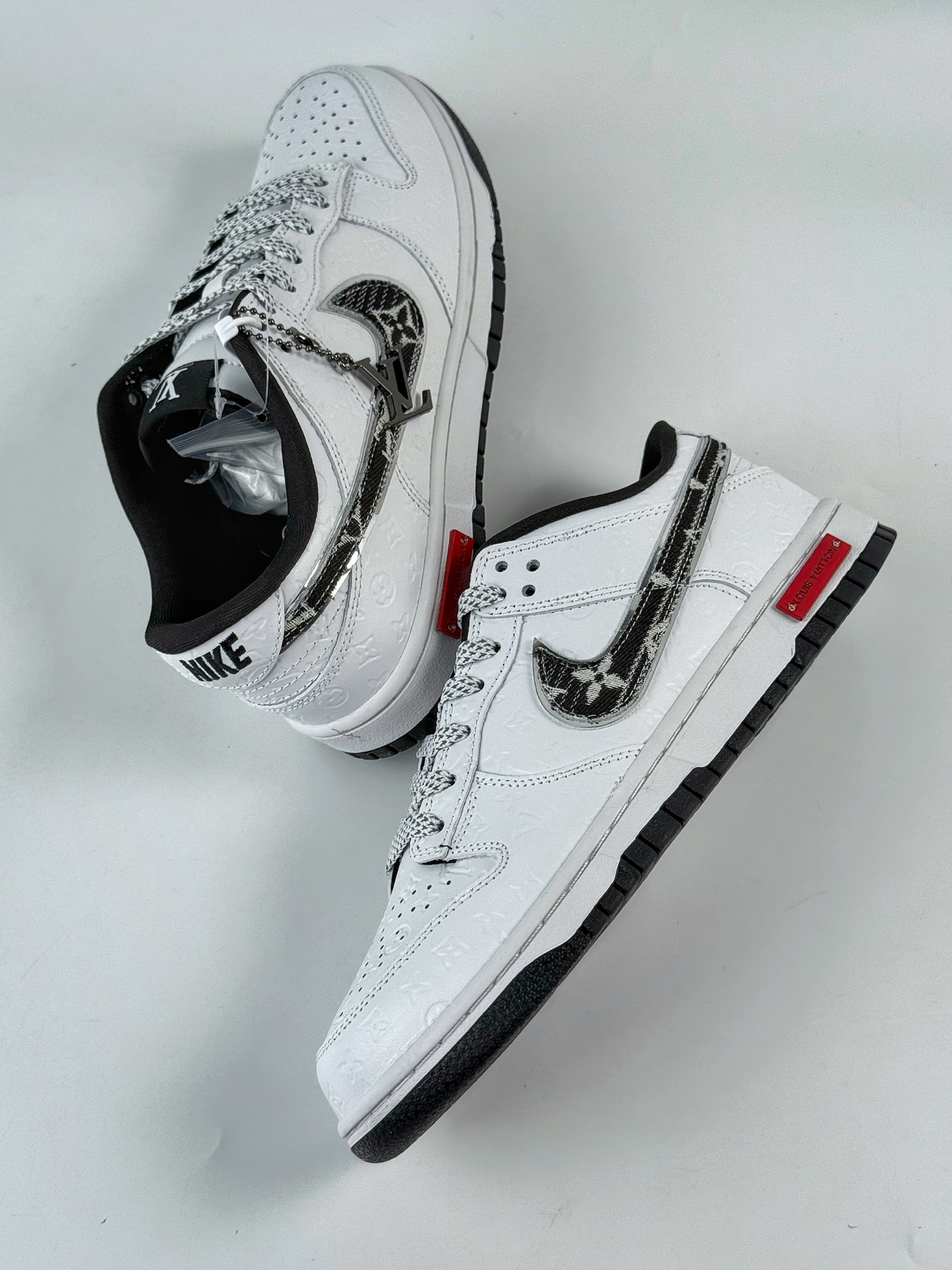 NIKE SB Dunk Low RETRO x Louis Vuitton 白黑牛仔满印满天星 DS6608-002-莆田鞋,莆田鞋货源,高仿鞋,高仿鞋货源,安福档口,莆田高仿鞋,莆田鞋批发,高仿鞋批发,莆田高仿运动鞋,高仿运动鞋,莆田运动鞋 NIKE SB Dunk Low RETRO x Louis Vuitton 白黑牛仔满印满天星 DS6608-002