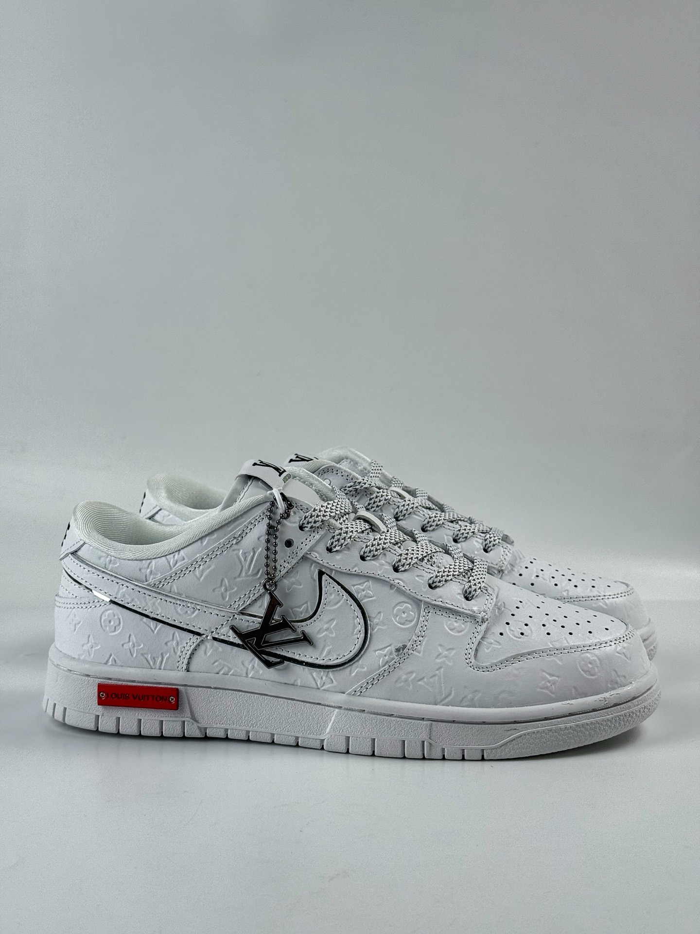 NIKE SB Dunk Low RETRO x Louis Vuitton 纯白满印满天星 DS6608-001-莆田鞋,莆田鞋货源,高仿鞋,高仿鞋货源,安福档口,莆田高仿鞋,莆田鞋批发,高仿鞋批发,莆田高仿运动鞋,高仿运动鞋,莆田运动鞋 NIKE SB Dunk Low RETRO x Louis Vuitton 纯白满印满天星 DS6608-001