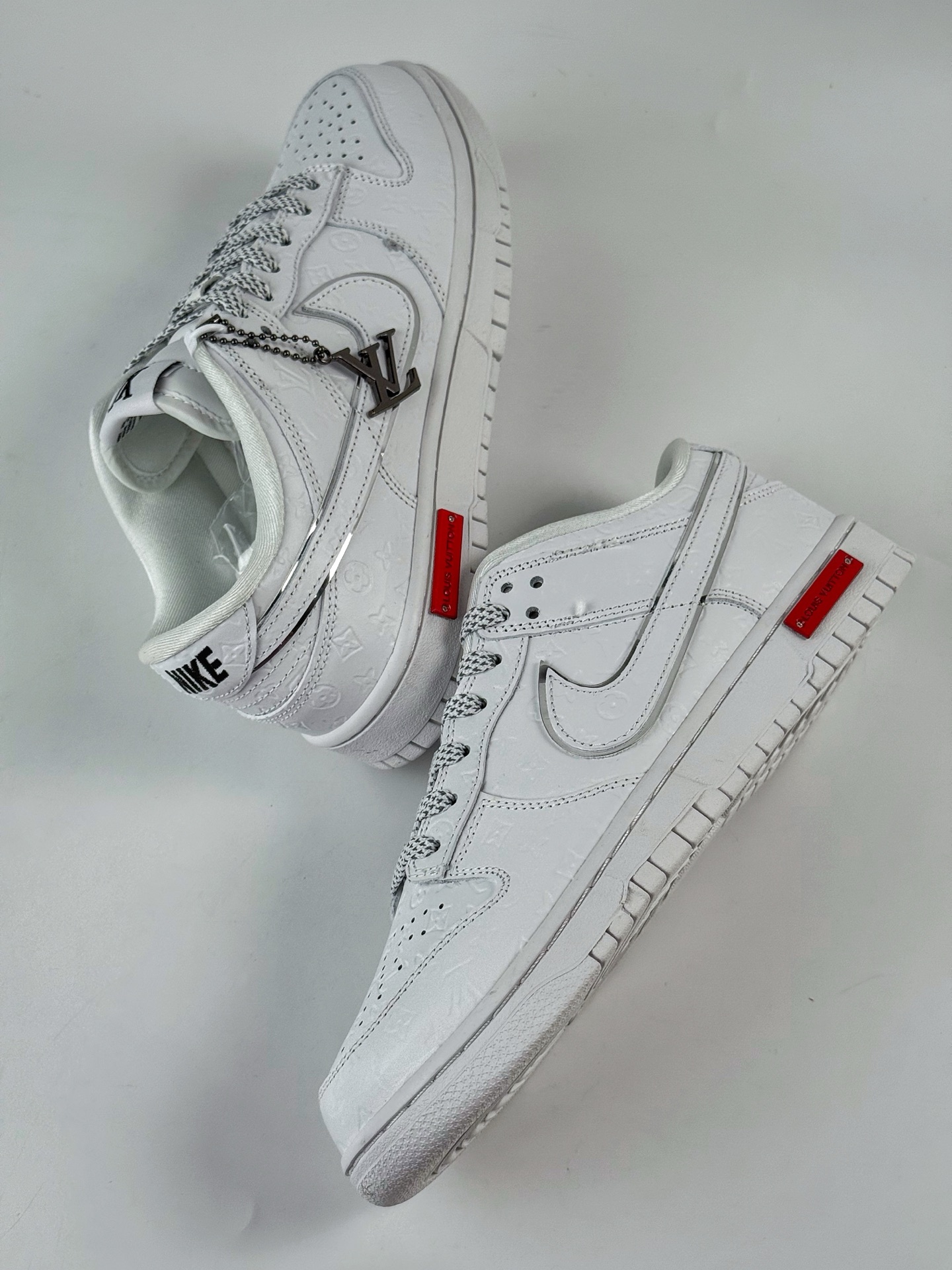 NIKE SB Dunk Low RETRO x Louis Vuitton 纯白满印满天星 DS6608-001-莆田鞋,莆田鞋货源,高仿鞋,高仿鞋货源,安福档口,莆田高仿鞋,莆田鞋批发,高仿鞋批发,莆田高仿运动鞋,高仿运动鞋,莆田运动鞋 NIKE SB Dunk Low RETRO x Louis Vuitton 纯白满印满天星 DS6608-001