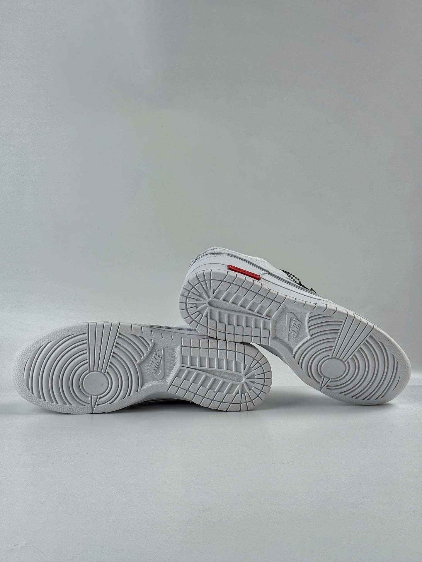 NIKE SB Dunk Low RETRO x Louis Vuitton 纯白满印满天星 DS6608-001-莆田鞋,莆田鞋货源,高仿鞋,高仿鞋货源,安福档口,莆田高仿鞋,莆田鞋批发,高仿鞋批发,莆田高仿运动鞋,高仿运动鞋,莆田运动鞋 NIKE SB Dunk Low RETRO x Louis Vuitton 纯白满印满天星 DS6608-001