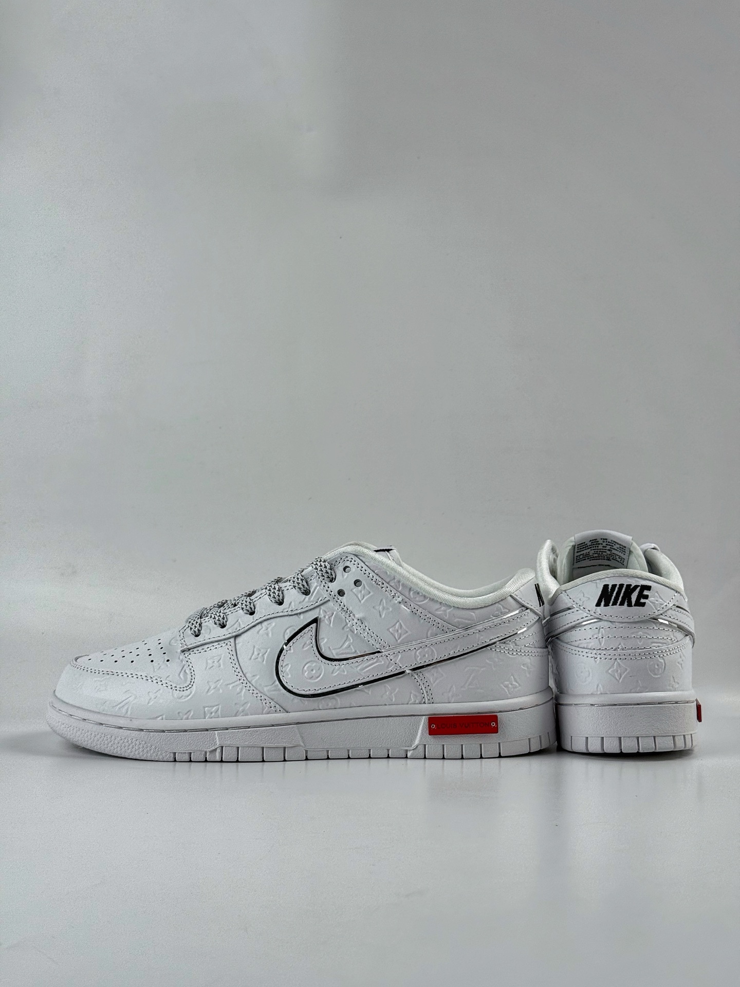 NIKE SB Dunk Low RETRO x Louis Vuitton 纯白满印满天星 DS6608-001-莆田鞋,莆田鞋货源,高仿鞋,高仿鞋货源,安福档口,莆田高仿鞋,莆田鞋批发,高仿鞋批发,莆田高仿运动鞋,高仿运动鞋,莆田运动鞋 NIKE SB Dunk Low RETRO x Louis Vuitton 纯白满印满天星 DS6608-001