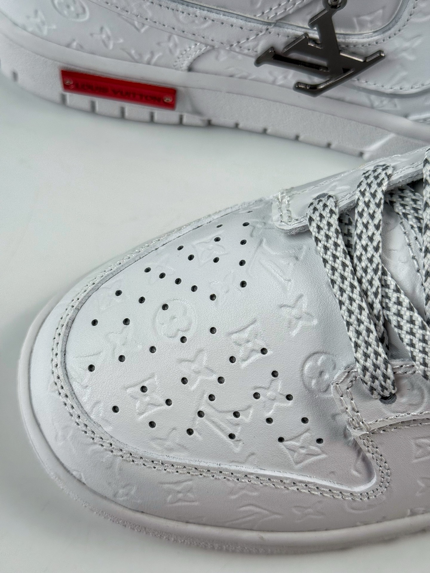 NIKE SB Dunk Low RETRO x Louis Vuitton 纯白满印满天星 DS6608-001-莆田鞋,莆田鞋货源,高仿鞋,高仿鞋货源,安福档口,莆田高仿鞋,莆田鞋批发,高仿鞋批发,莆田高仿运动鞋,高仿运动鞋,莆田运动鞋 NIKE SB Dunk Low RETRO x Louis Vuitton 纯白满印满天星 DS6608-001