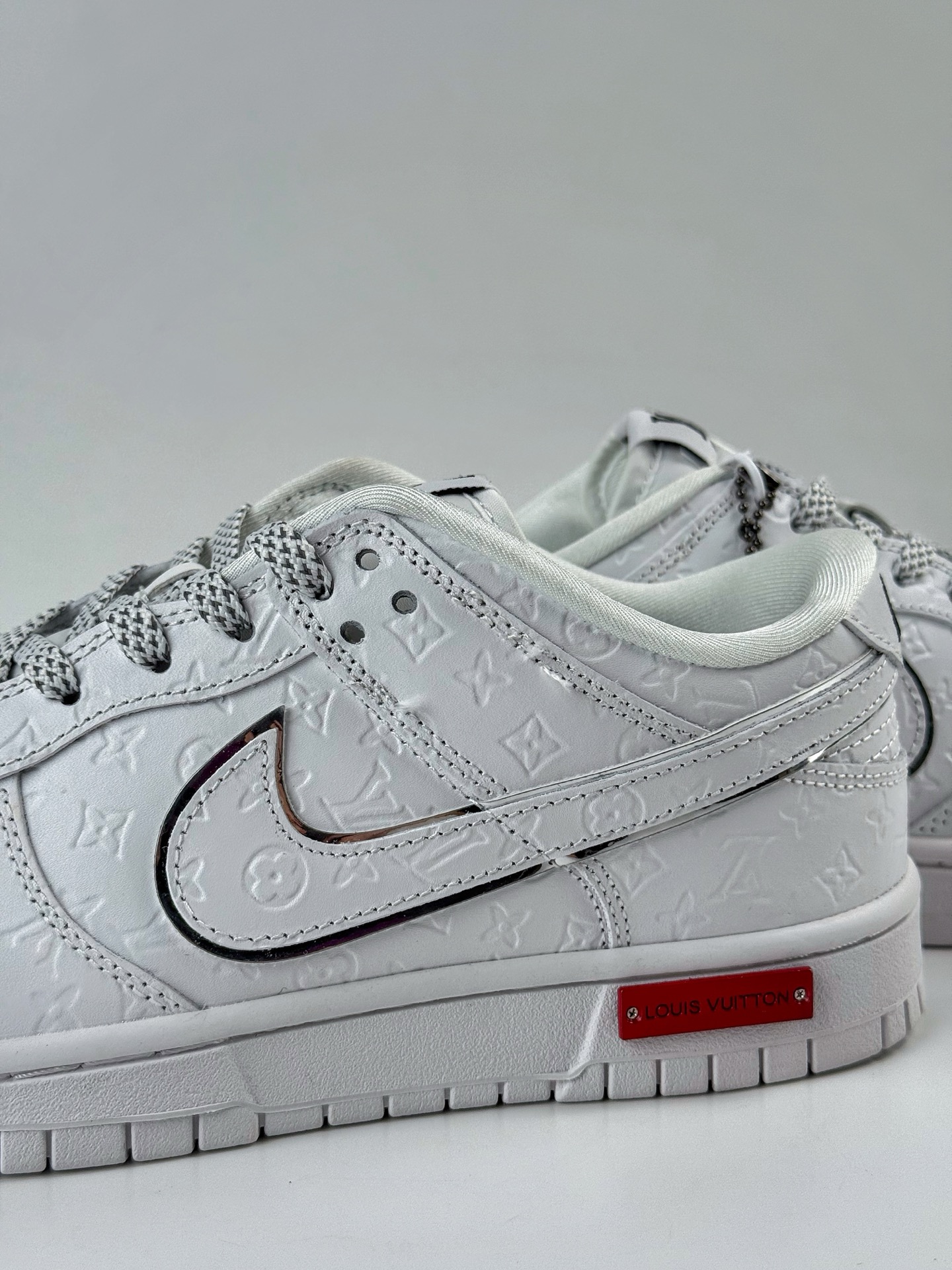NIKE SB Dunk Low RETRO x Louis Vuitton 纯白满印满天星 DS6608-001-莆田鞋,莆田鞋货源,高仿鞋,高仿鞋货源,安福档口,莆田高仿鞋,莆田鞋批发,高仿鞋批发,莆田高仿运动鞋,高仿运动鞋,莆田运动鞋 NIKE SB Dunk Low RETRO x Louis Vuitton 纯白满印满天星 DS6608-001