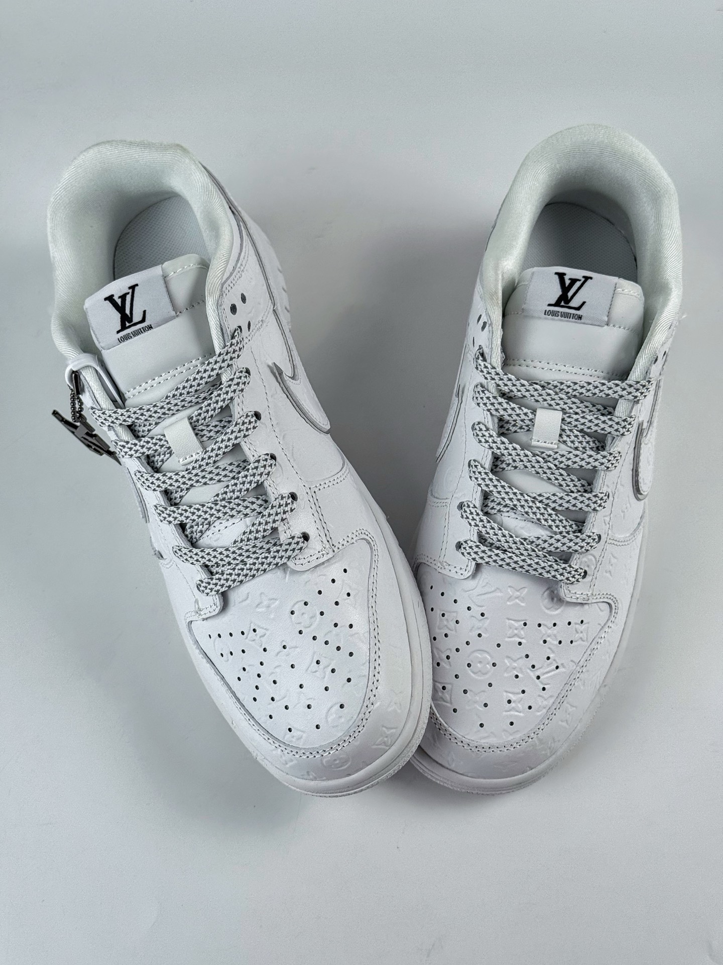 NIKE SB Dunk Low RETRO x Louis Vuitton 纯白满印满天星 DS6608-001-莆田鞋,莆田鞋货源,高仿鞋,高仿鞋货源,安福档口,莆田高仿鞋,莆田鞋批发,高仿鞋批发,莆田高仿运动鞋,高仿运动鞋,莆田运动鞋 NIKE SB Dunk Low RETRO x Louis Vuitton 纯白满印满天星 DS6608-001