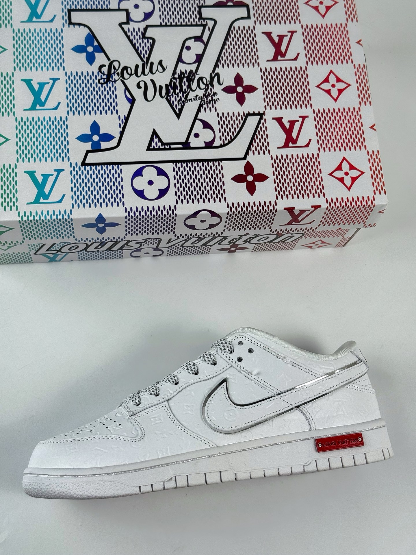 NIKE SB Dunk Low RETRO x Louis Vuitton 纯白满印满天星 DS6608-001-莆田鞋,莆田鞋货源,高仿鞋,高仿鞋货源,安福档口,莆田高仿鞋,莆田鞋批发,高仿鞋批发,莆田高仿运动鞋,高仿运动鞋,莆田运动鞋 NIKE SB Dunk Low RETRO x Louis Vuitton 纯白满印满天星 DS6608-001