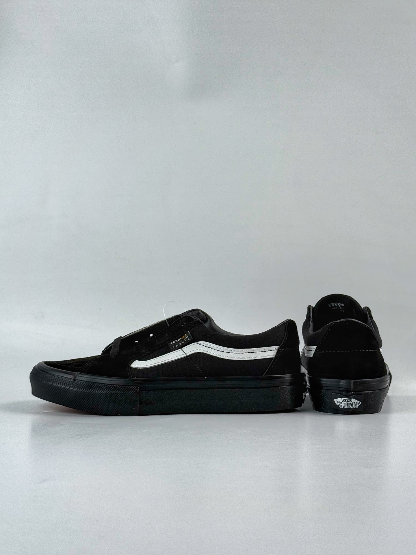 💰160 LY专供 毒版公司货
【VAN】Vans SK8-LOW黑武士低帮
本次 Vans 为SK8-LOW 鞋款加入Cordura 面料，为鞋款赋予了军事风属性，并提高了鞋款的耐用性，为秋季军事风穿搭带来一款优质高颜值的鞋款。
Cordura 面料有柔软、抗撕裂、抗磨损多种有点，尝被用于军工领域，制作军用装备。
工艺：硫化1:1（重量1:1、真标、原钢印、材质标、鞋型标、合格证）
尺码：35 36 36.5 37 38 38.5 39 40 40.5 41 42 42.5 43 44